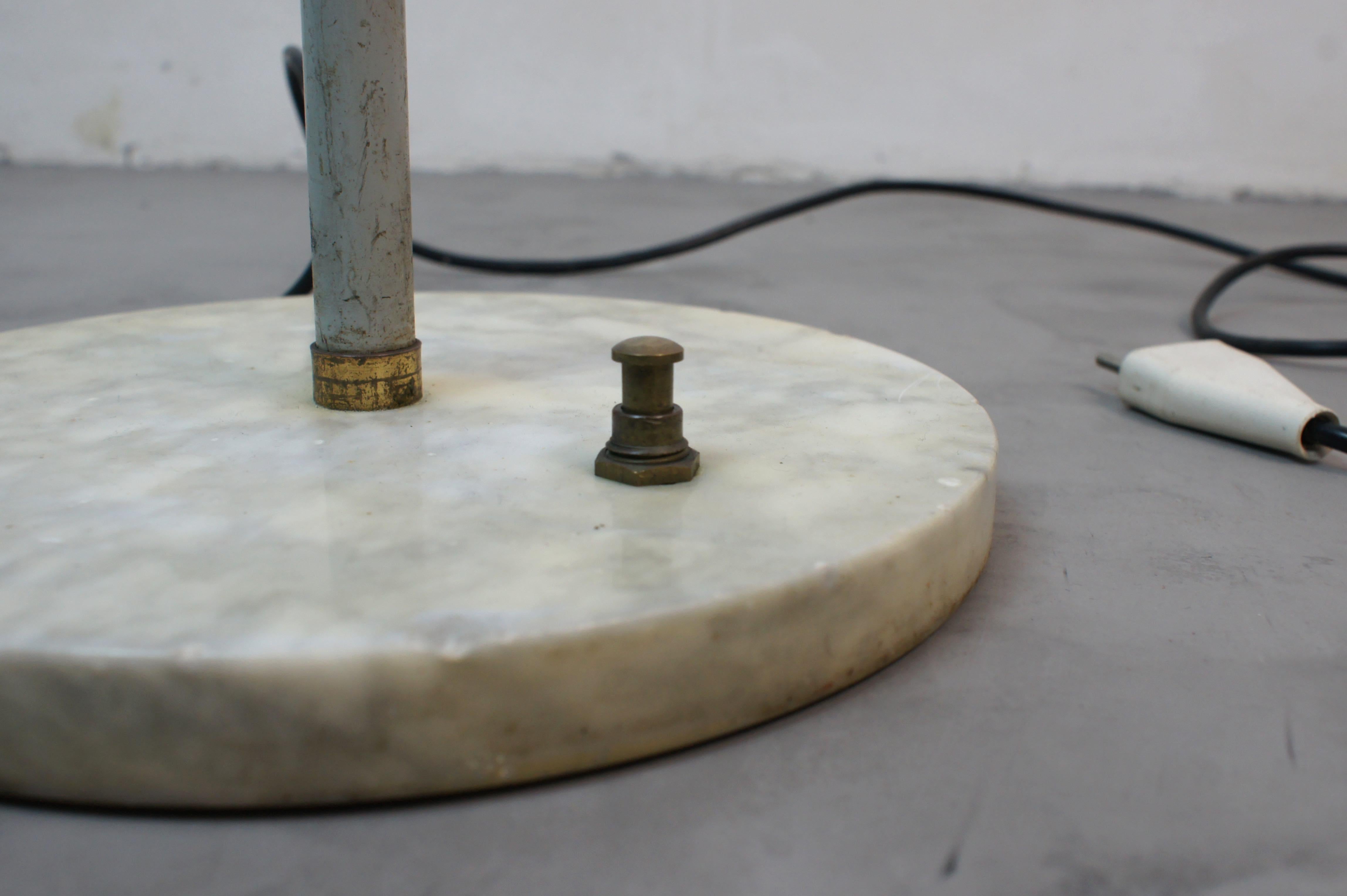 1960s Italian floor lamp. marble lacquered metal and brass details  In Good Condition For Sale In Genova, IT