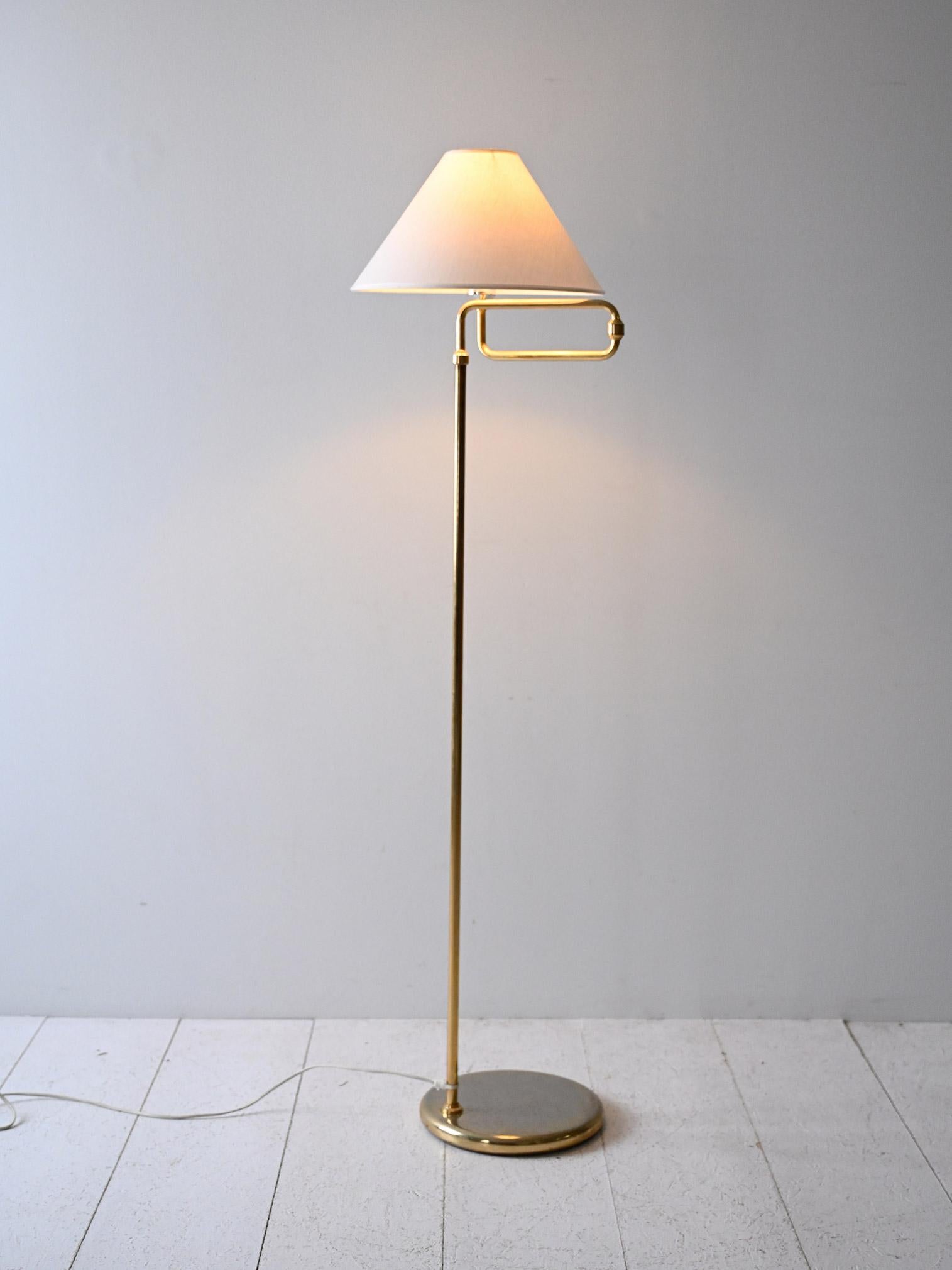 Lampada da terra in ottone con braccio mobile, stile ASEA. Eleganza scandinava e dettagli funzionali originali.

Lampada da terra scandinava originale degli anni '50 con struttura in ottone lucido e paralume conico in tessuto chiaro. Il braccio