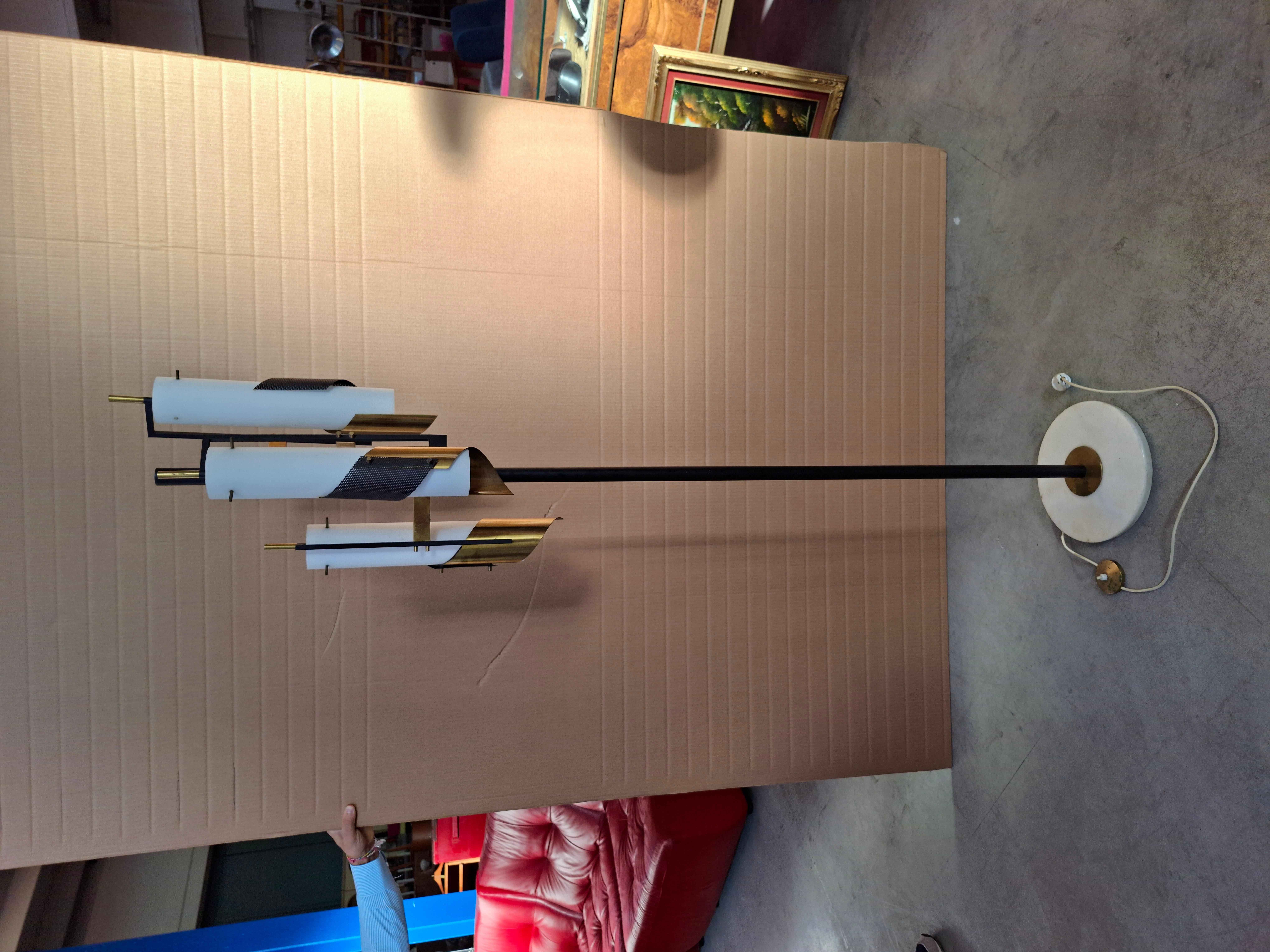 A masterpiece of Mid-Century Modern design that combines luxurious materials and sculptural forms. Ideal for illuminating and decorating your living room or study with great style.

This floor lamp is a visually striking piece of furniture,