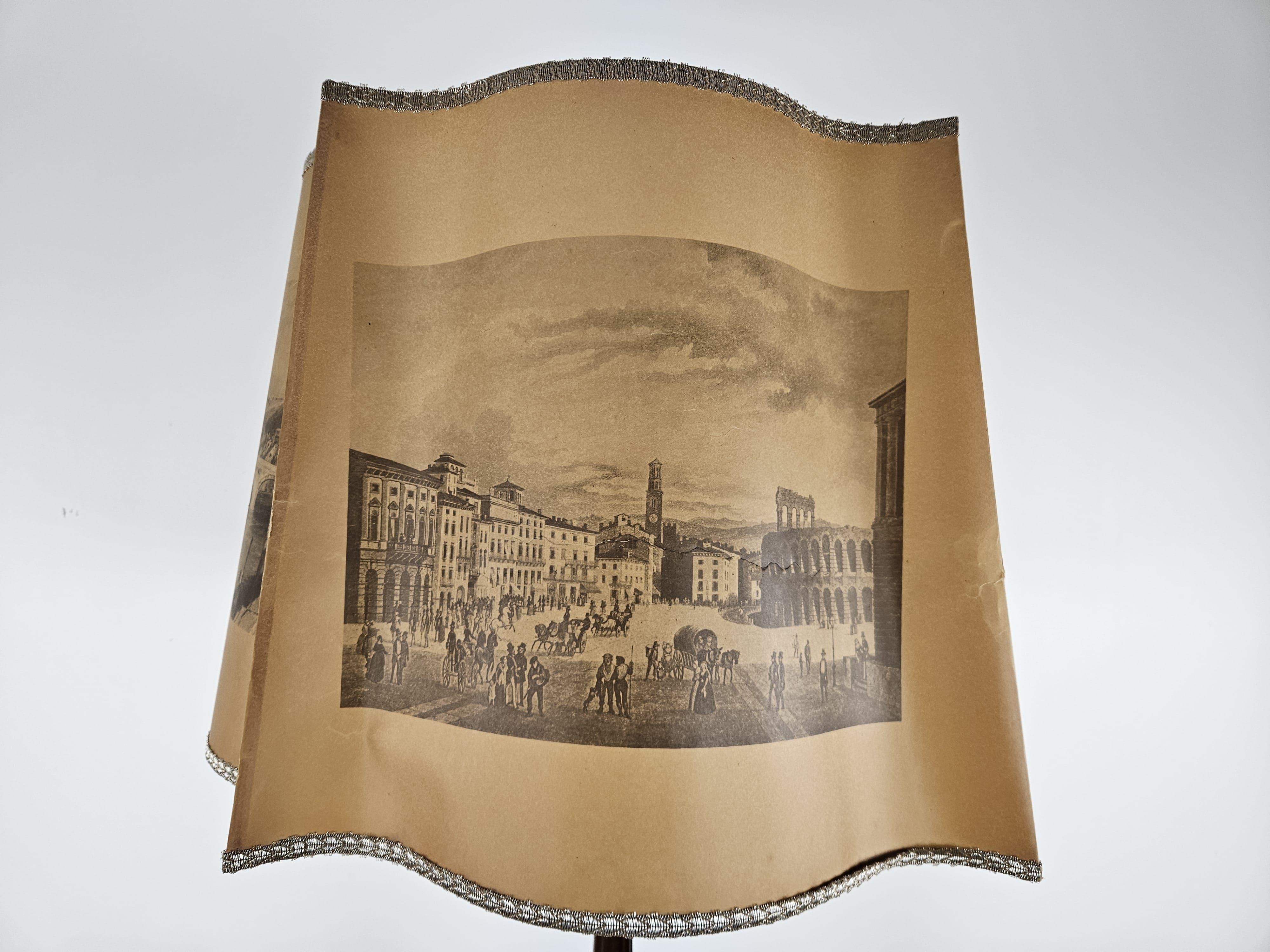 Lámpara de pie vintage de madera con plafón de papel estampado en venta 3
