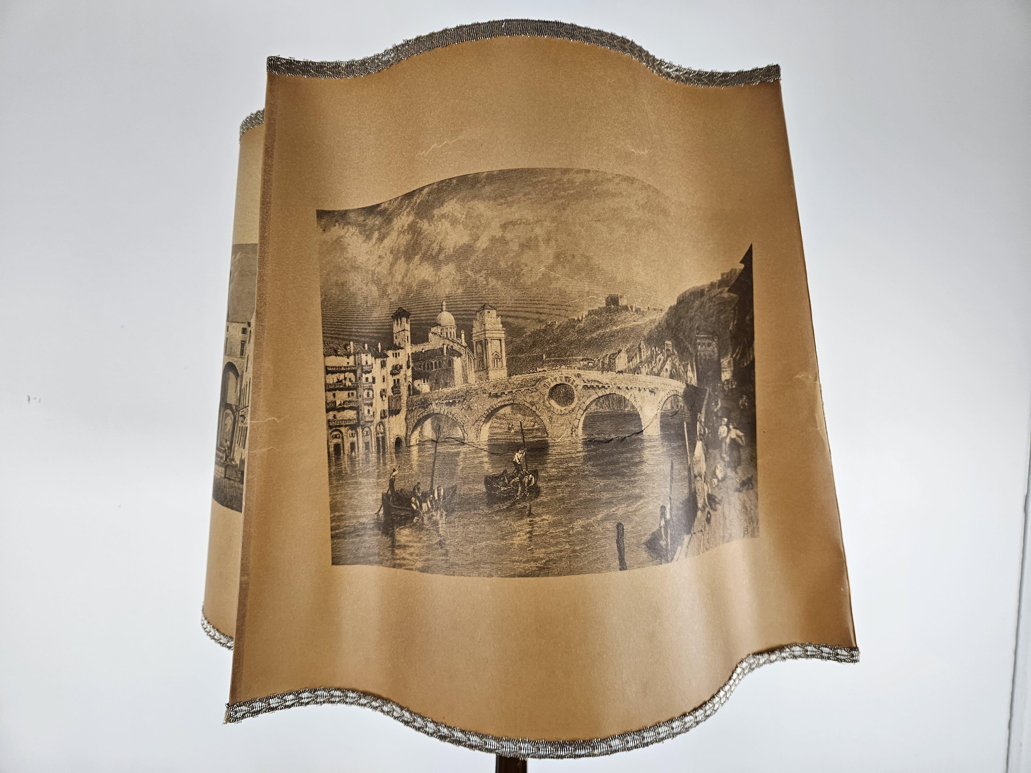 Lámpara de pie vintage de madera con plafón de papel estampado en venta 4