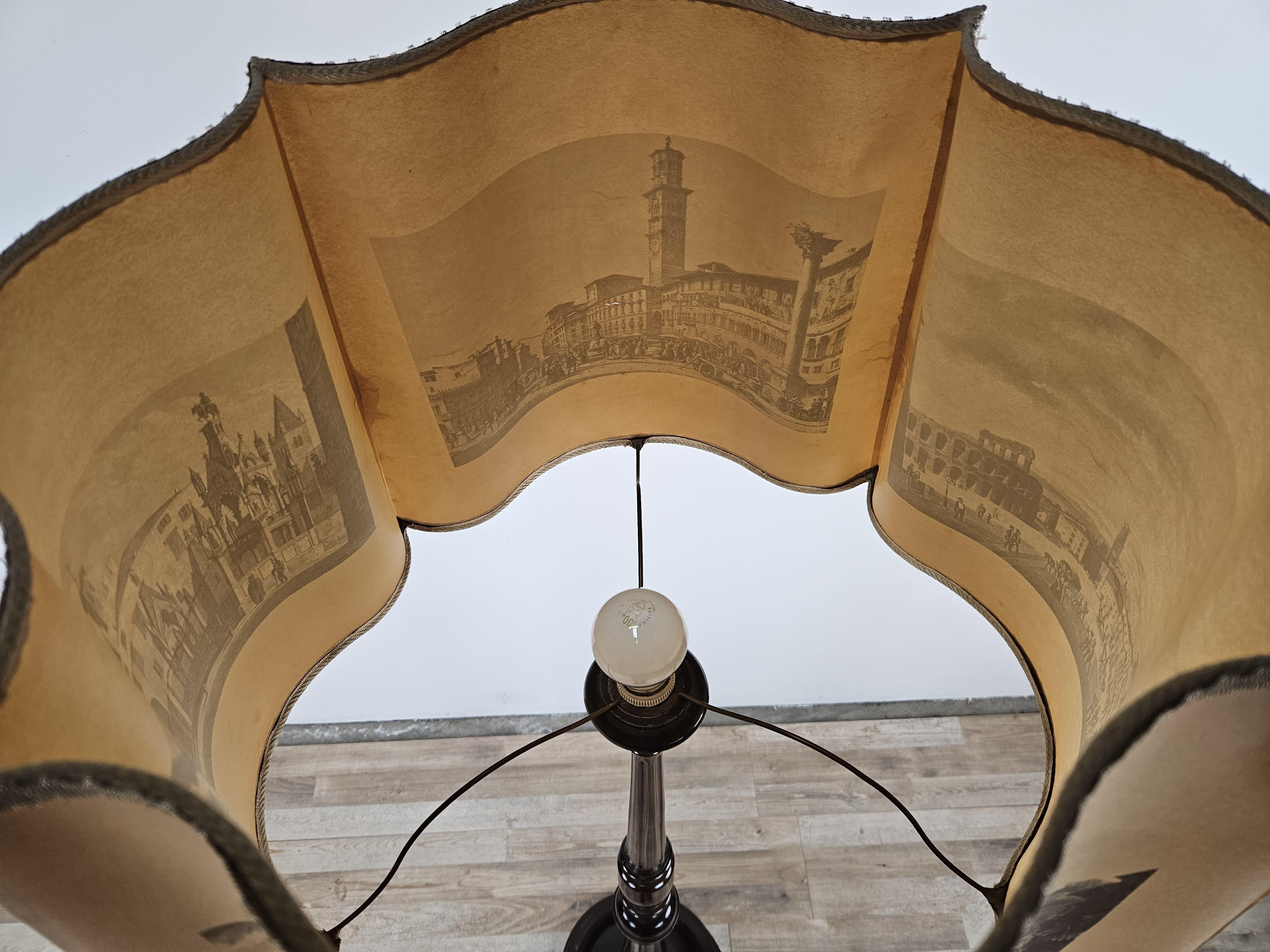 Lámpara de pie vintage de madera con plafón de papel estampado en venta 5