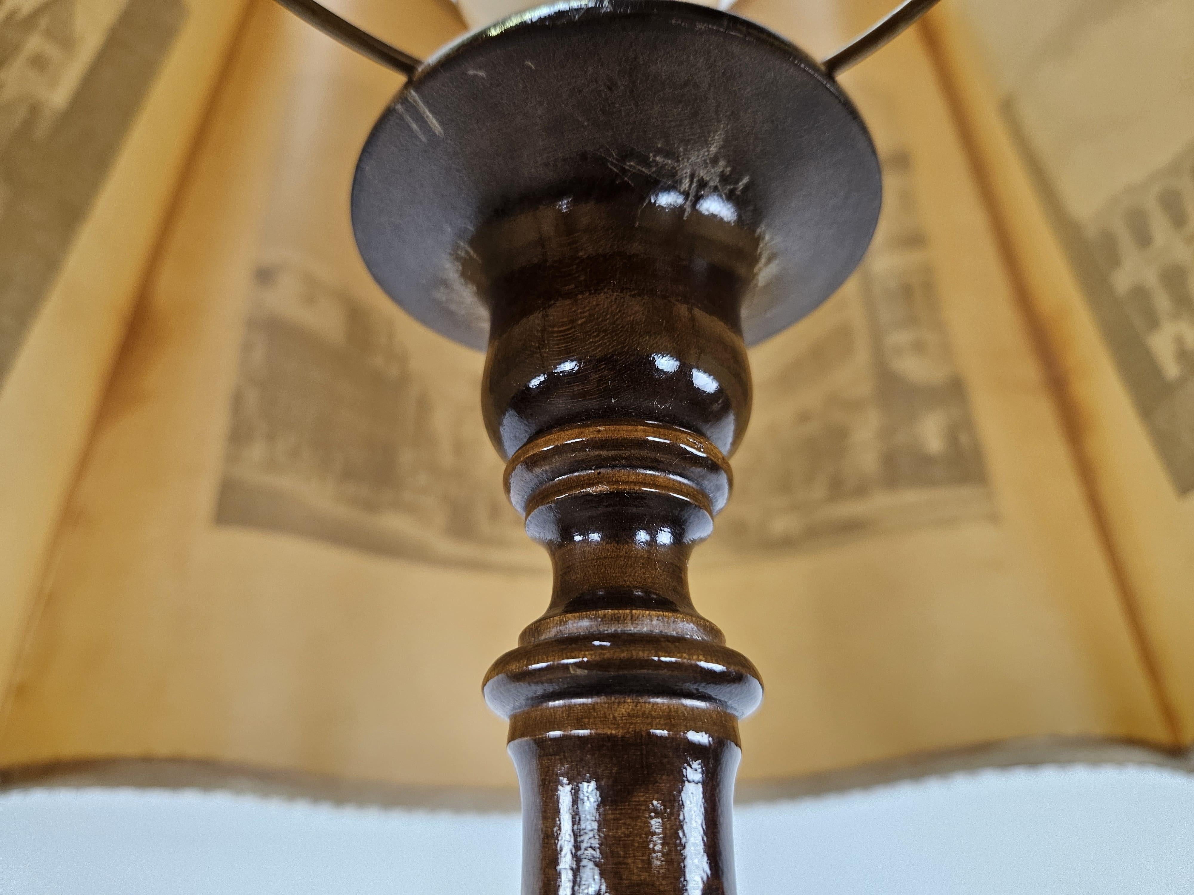 Lámpara de pie vintage de madera con plafón de papel estampado en venta 6