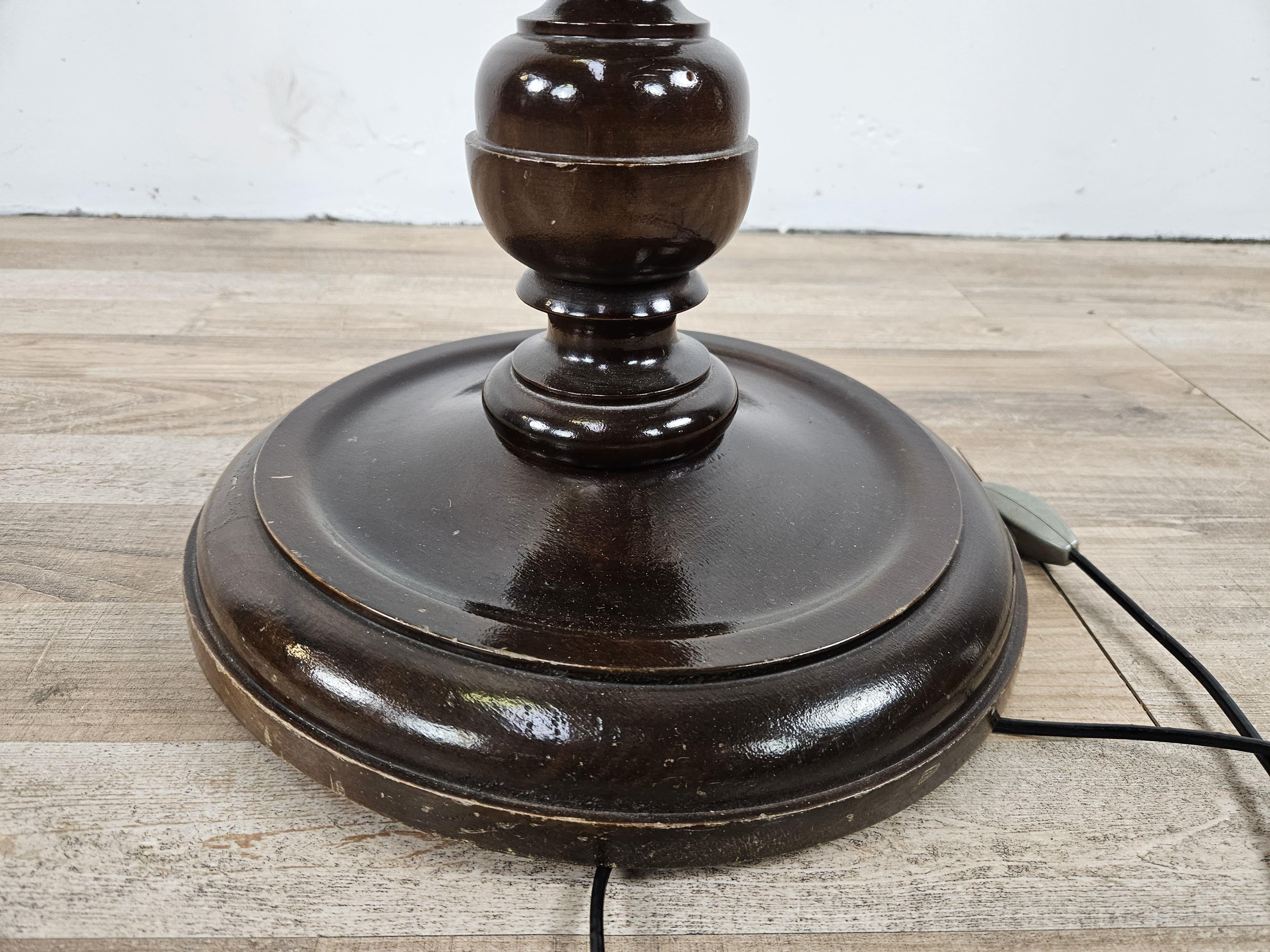 Lámpara de pie vintage de madera con plafón de papel estampado en venta 9