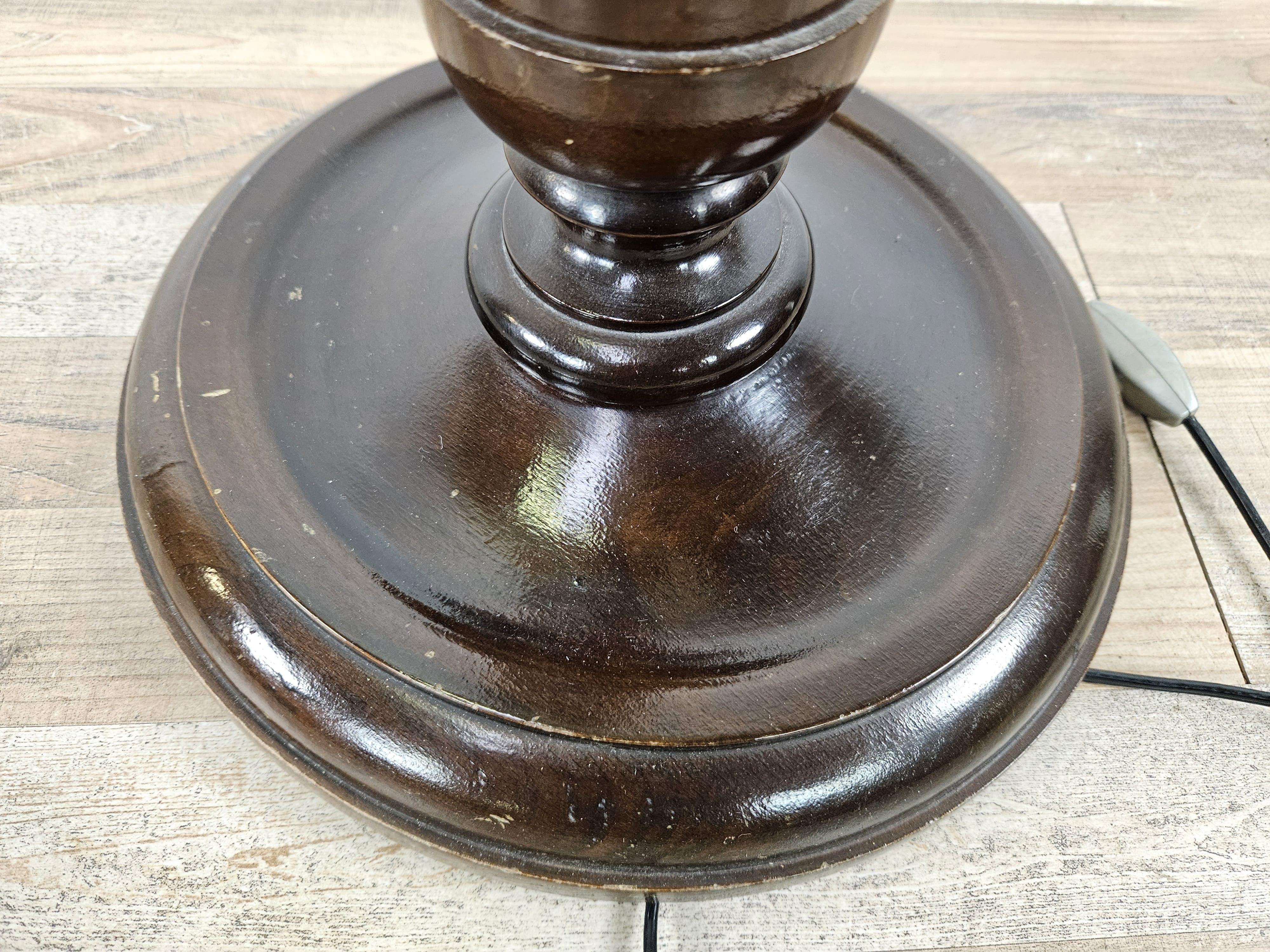 Lámpara de pie vintage de madera con plafón de papel estampado en venta 10