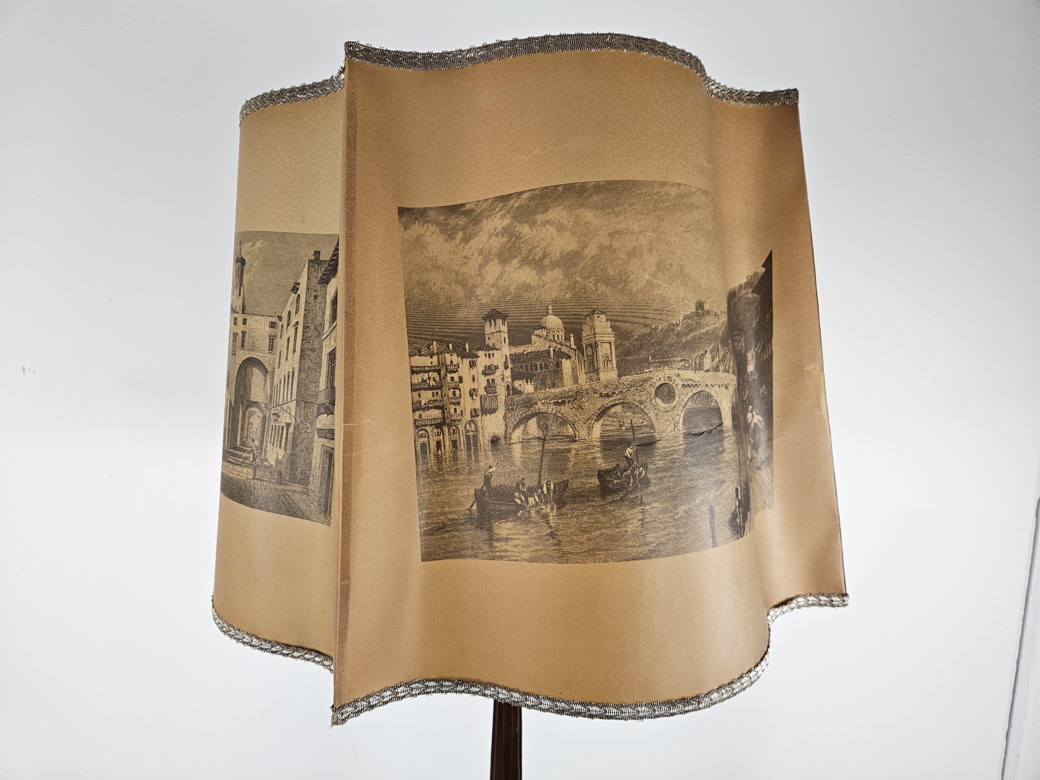 Lámpara de pie vintage de producción italiana (Veneto) con sello bajo la base.

El marco es de madera y la lámpara de techo de papel impreso, ideal para colocar en un recibidor o salón.

Signos normales debidos a la edad y al uso.