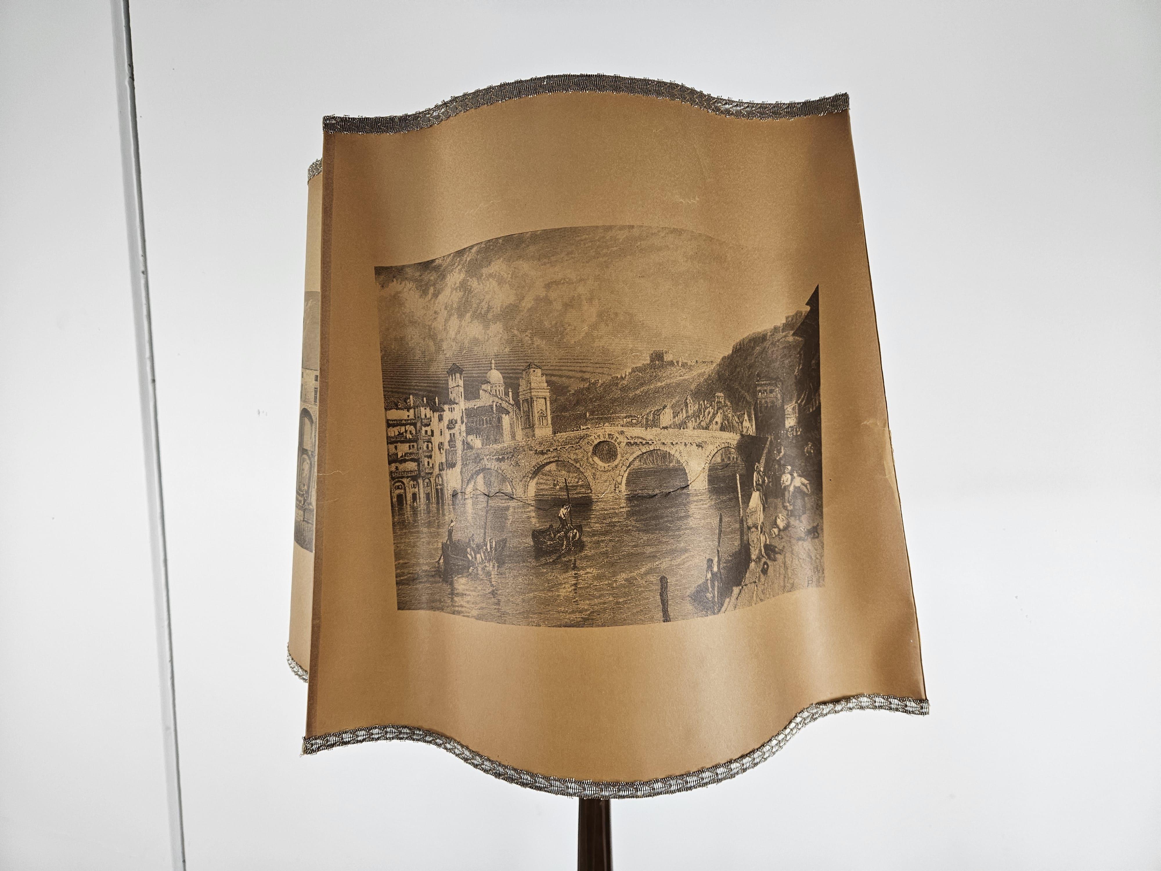Lámpara de pie vintage de madera con plafón de papel estampado Renacimiento neoclásico en venta