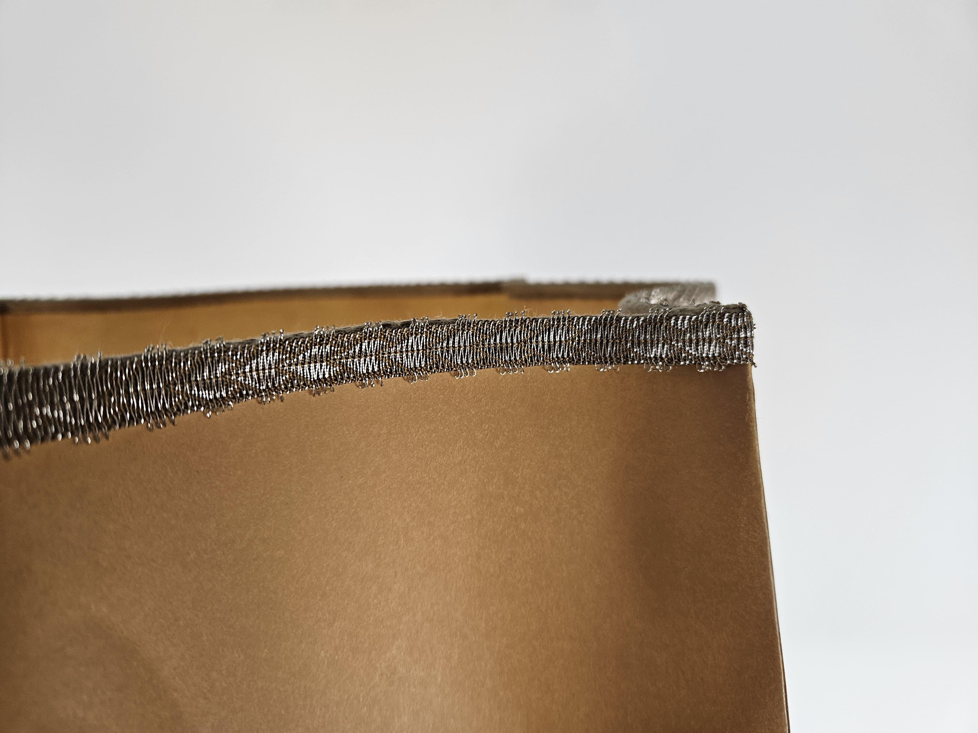 Lámpara de pie vintage de madera con plafón de papel estampado en Bueno estado para la venta en Premariacco, IT