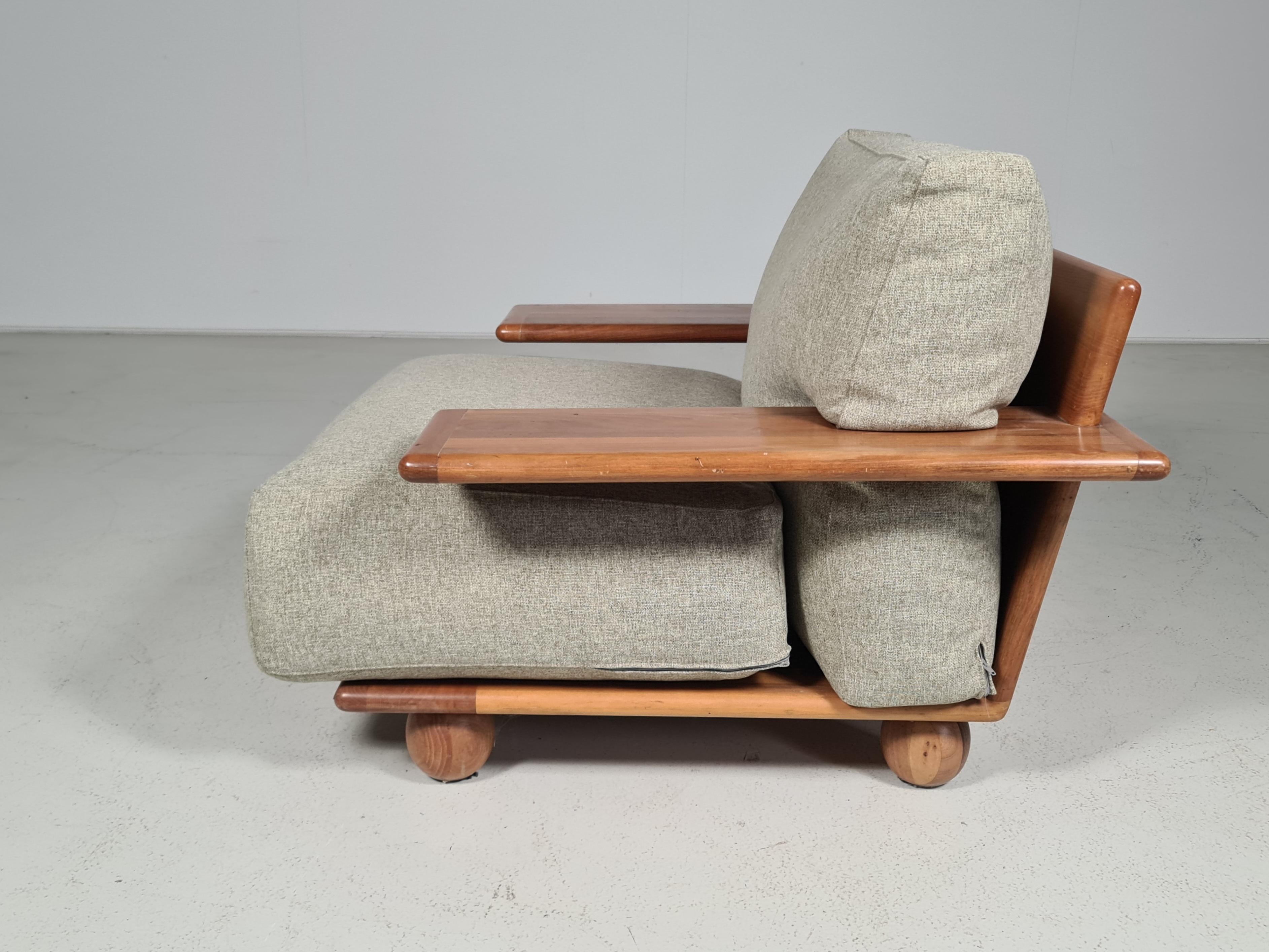 Fantastic high-quality Pianura lounge chair designed by Mario Bellini for Cassina, Italy 1971. It has a solid walnut wood frame and solid walnut legs. The wood makes the design really stand out. The cushions are reupholstered in a cotton/wool fabric.