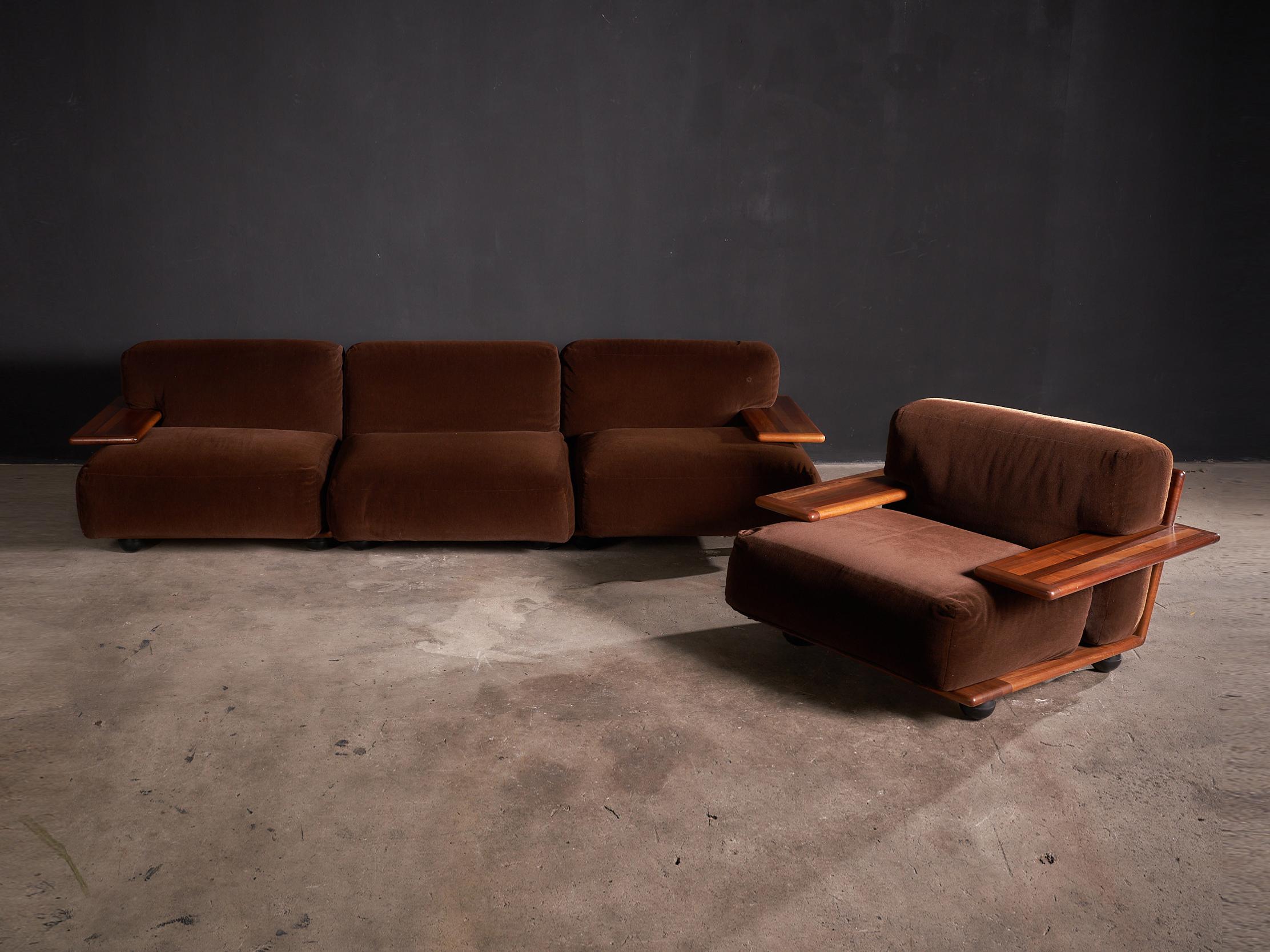 Set di divani e poltrone modulari di Mario Bellini per Cassina. Struttura in legno di noce massiccio e rivestimento in velluto originale. Circa 1970, Italia.

 DIVANO: L 270, P 83, H 58 CM. POLTRONA L 105, P 83, H 58 CM