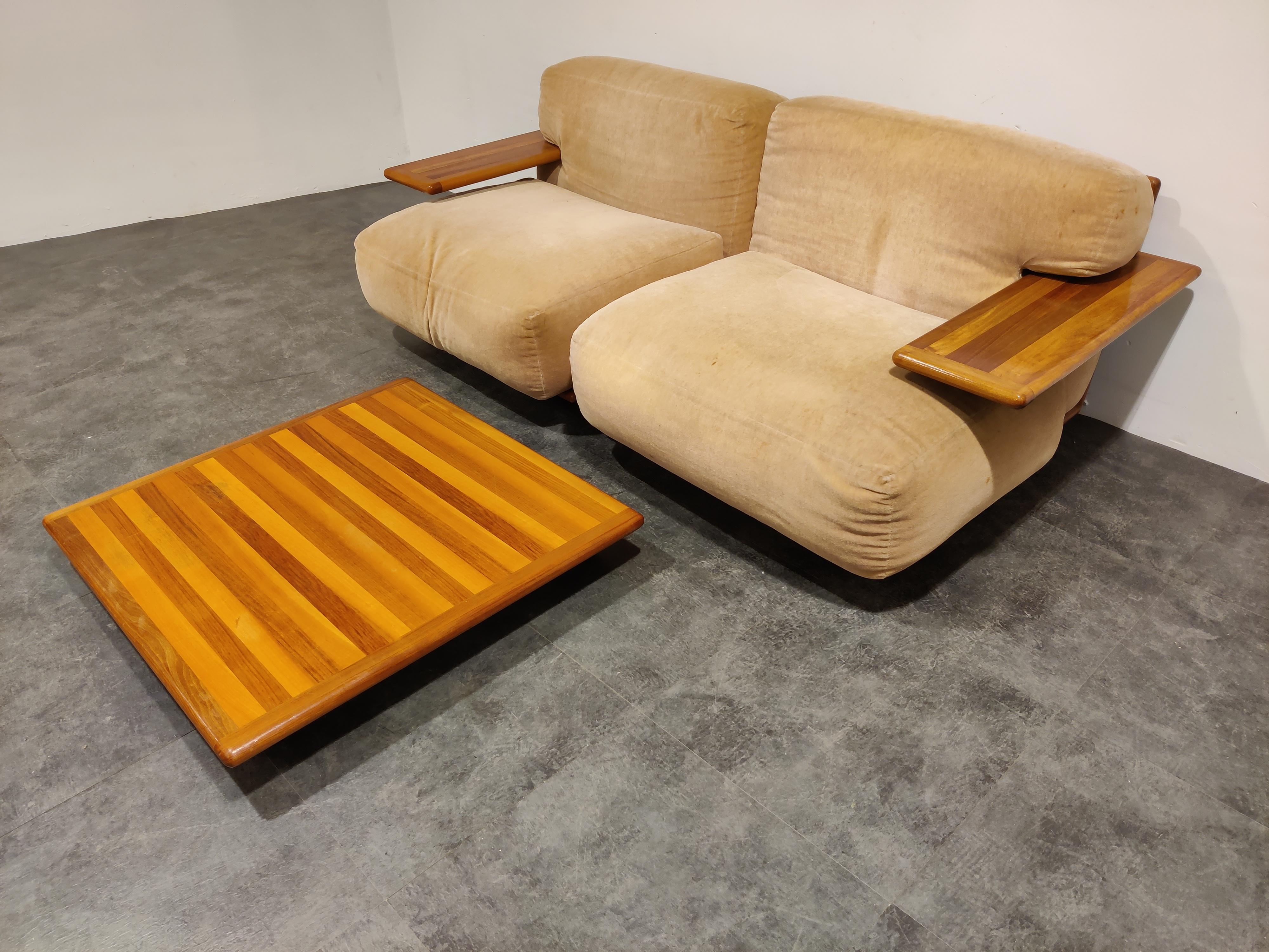 Very rare and beautiful sofa designed by Mario Bellini for Cassina in 1971. - Model Pianura

It comes with the matching low coffee table.

The beautiful wood makes the design really stand out.

Original fabric upholstery, can be redone on