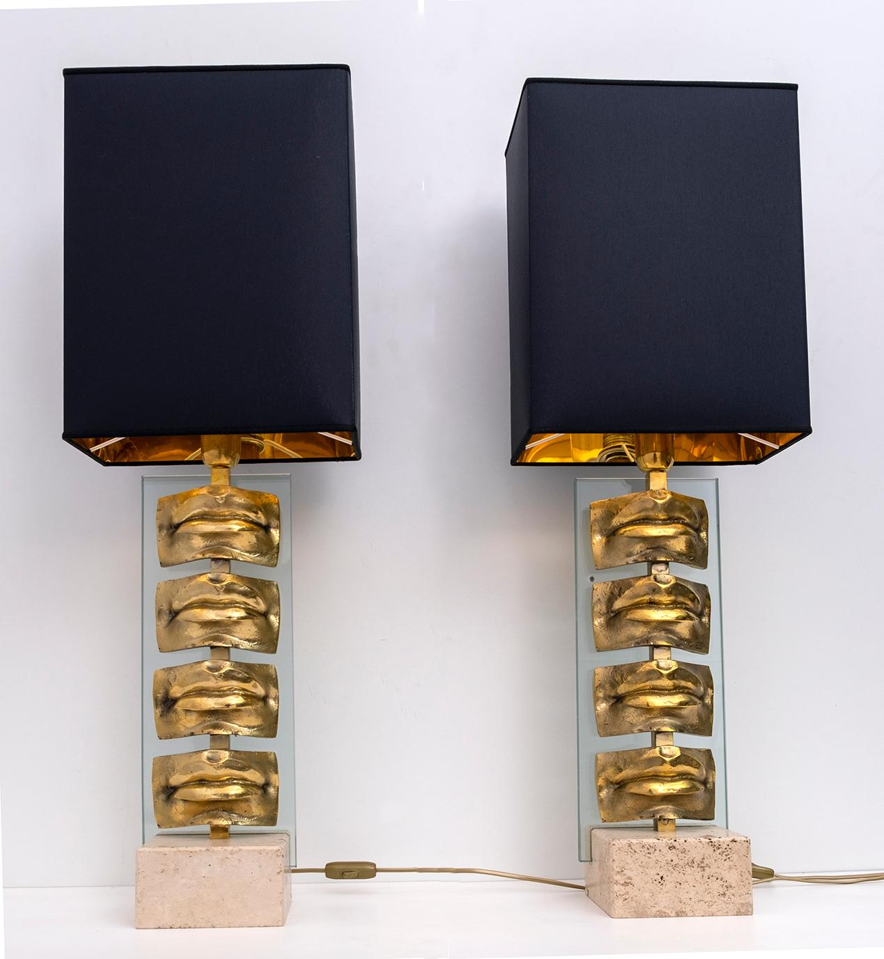 This pair of great design table lamps, were created in Italy, the bases are in trevertine, the lost wax castings represent the lips, two thick crystals form the background. Production of the 90s.