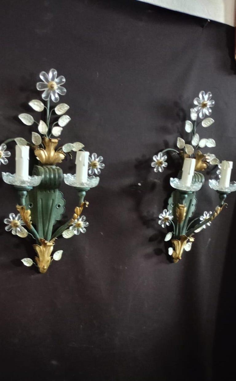 Ein schönes Paar von Banci Firenze vergoldetem Metall Wandleuchten. Der obere Teil ist mit hübschen Blütenköpfen und Blütenblättern aus Murano-Glas versehen. Der Hauptkörper der Leuchte ist mit einem stilisierten, verschnörkelten Kragstein aus
