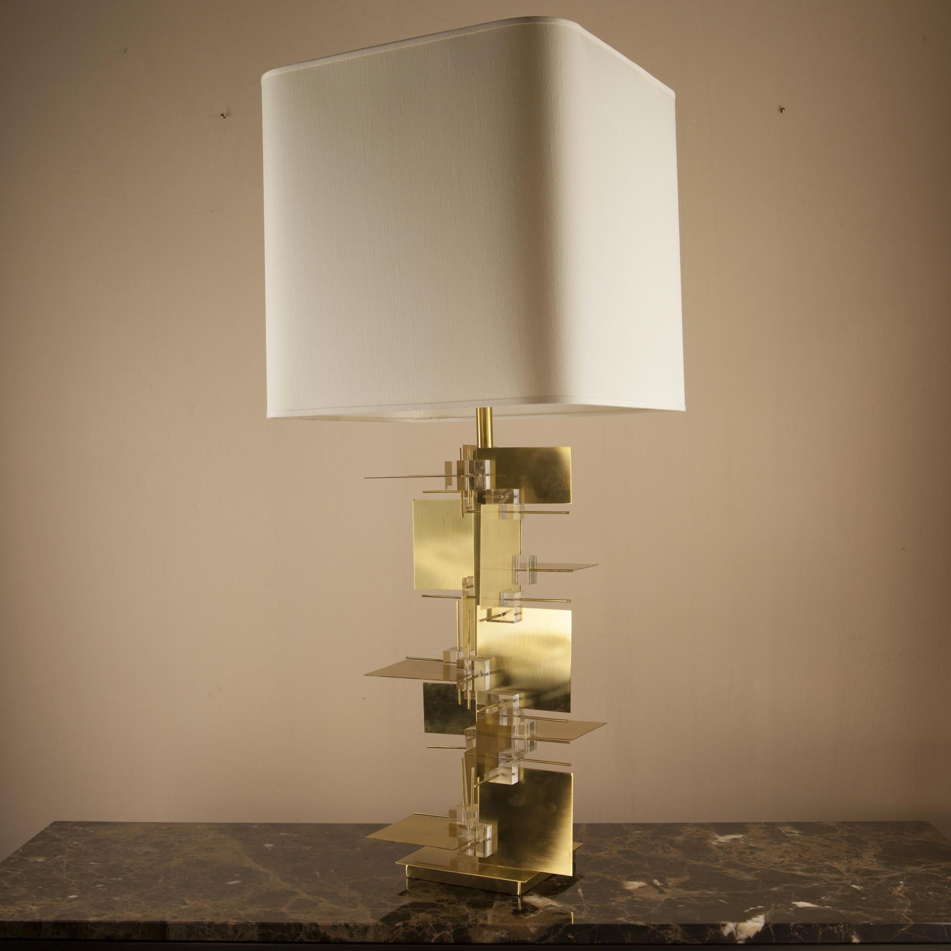 Piastrine table lamp from Selezioni Domus, Florence
Imposing table lamp with twin sockets. All in solid brass to create a captivating sculptural lamp body and a great play with the light.

Selezioni Domus Firenze reference: //