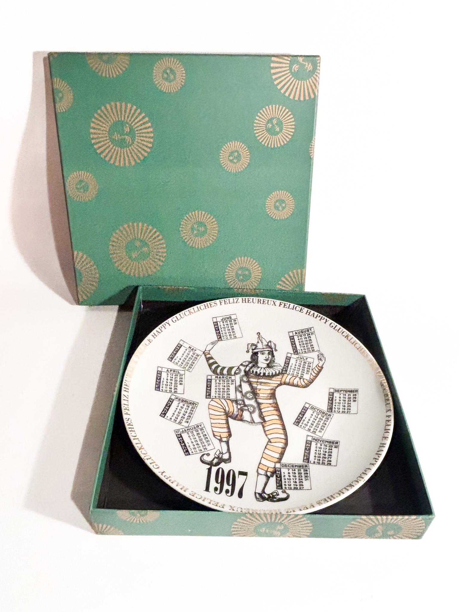 Piatto Calendario in ceramica di Fornasetti, raffigurante l'anno 1997. 

Ø cm 24

È un piatto decorativo in porcellana, parte di una serie prodotta in edizione limitata a partire dal 1968. Questi piatti sono considerati oggetti da collezione e sono