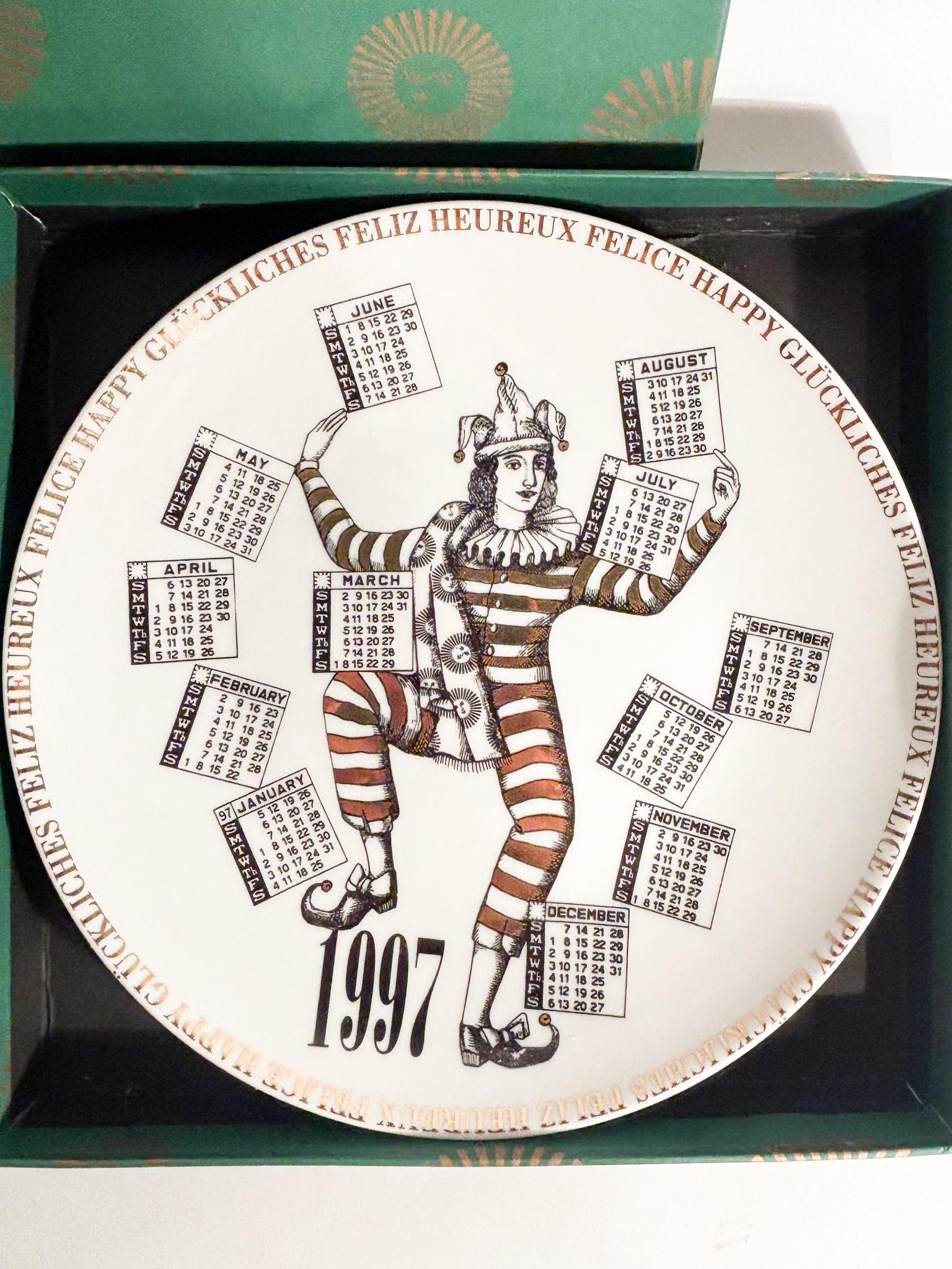Piatto Calendario in Ceramica Anni 1997 di Fornasetti (Moderne der Mitte des Jahrhunderts) im Angebot