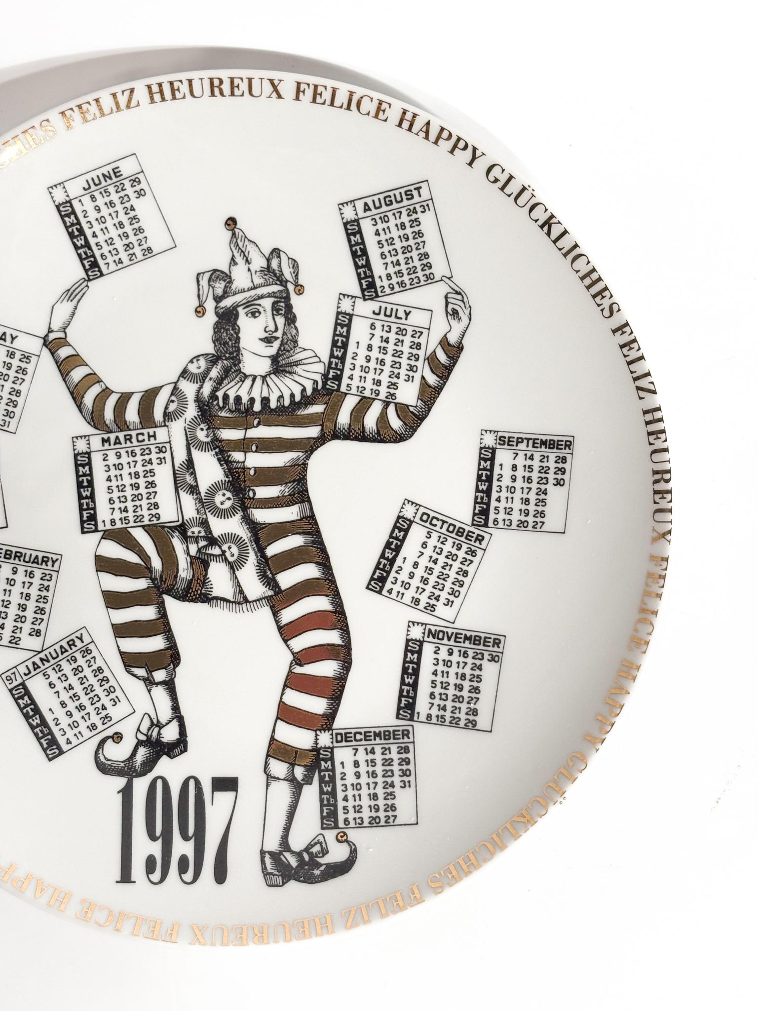 Piatto Calendario in Ceramica Anni 1997 di Fornasetti im Zustand „Gut“ im Angebot in Milano, MI
