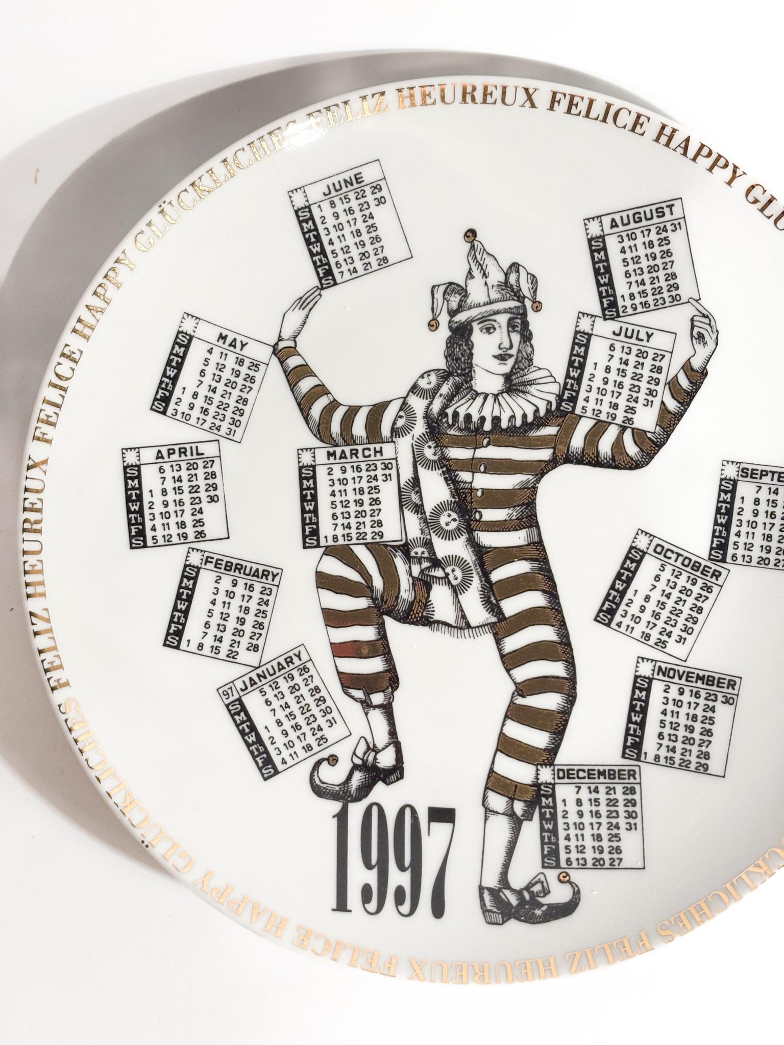 Piatto Calendario in Ceramica Anni 1997 di Fornasetti (Ende des 20. Jahrhunderts) im Angebot