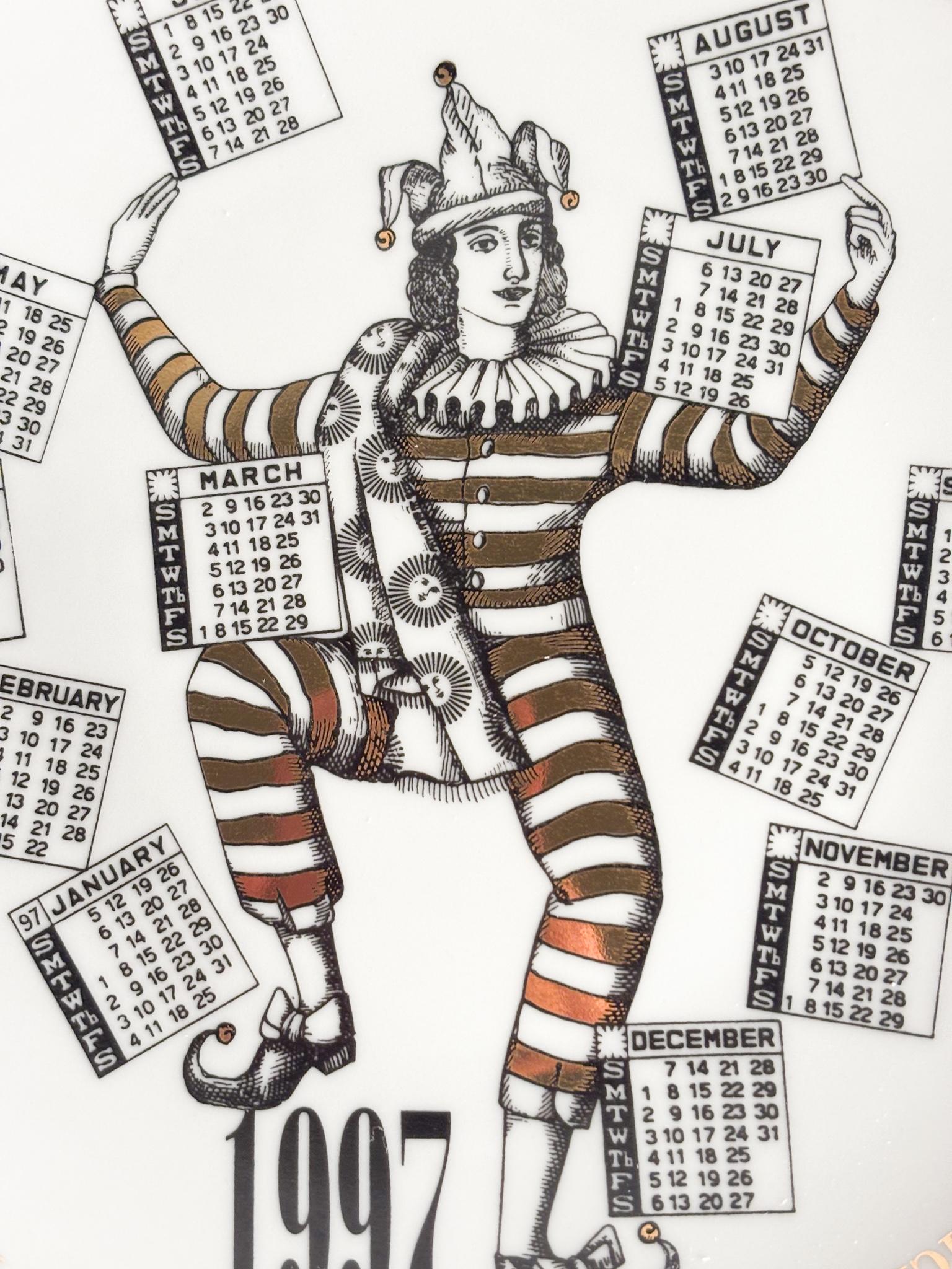 Piatto Calendario in Ceramica Anni 1997 di Fornasetti (Keramik) im Angebot