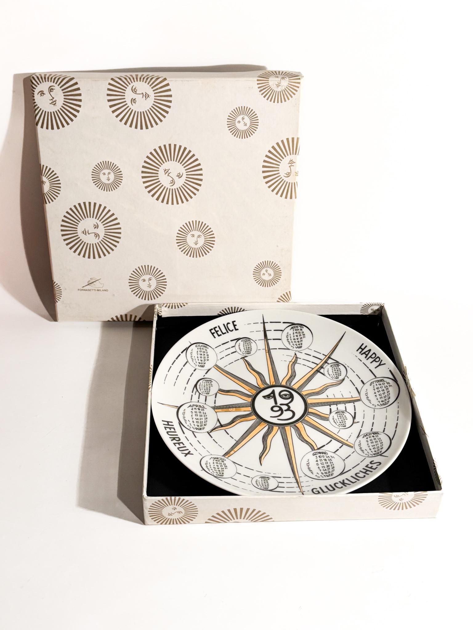 Piatto Calendario in ceramica di Fornasetti, realizzato per l'anno 1993

Ø cm 24

I piatti calendario sono una tradizione Fornasetti dal 1968, originariamente concepiti come strenna natalizia. Ogni piatto riporta i giorni e i mesi dell'anno, con