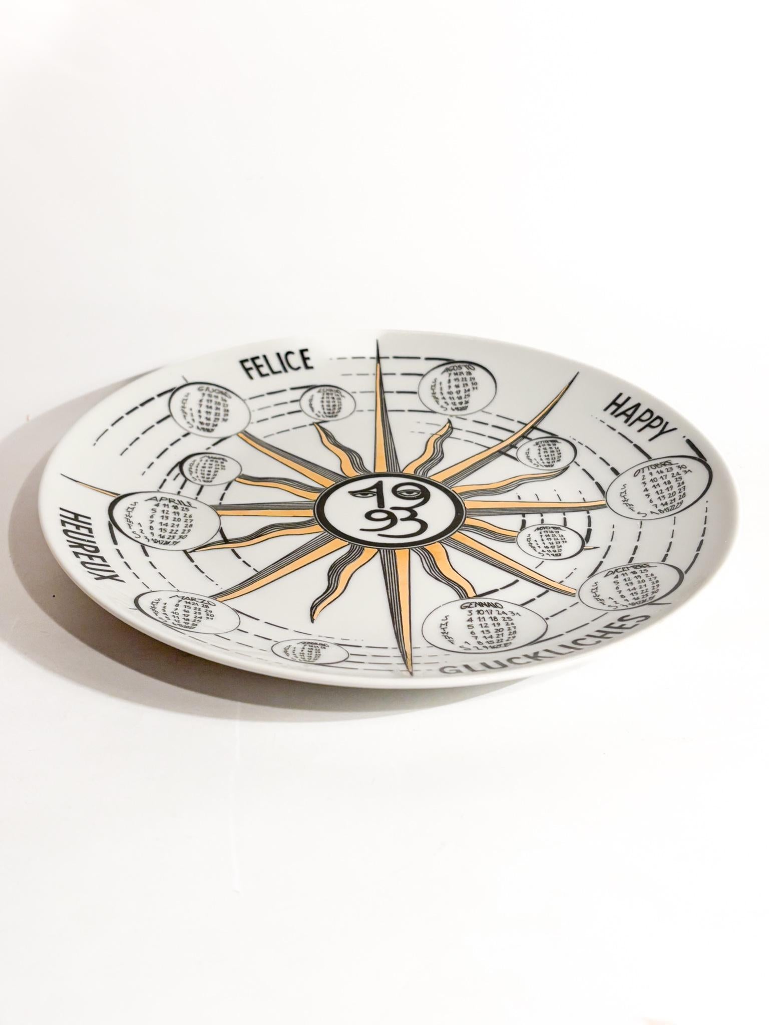 Piatto Calendario in Ceramica di Fornasetti Anni 1993 Italiano en venta