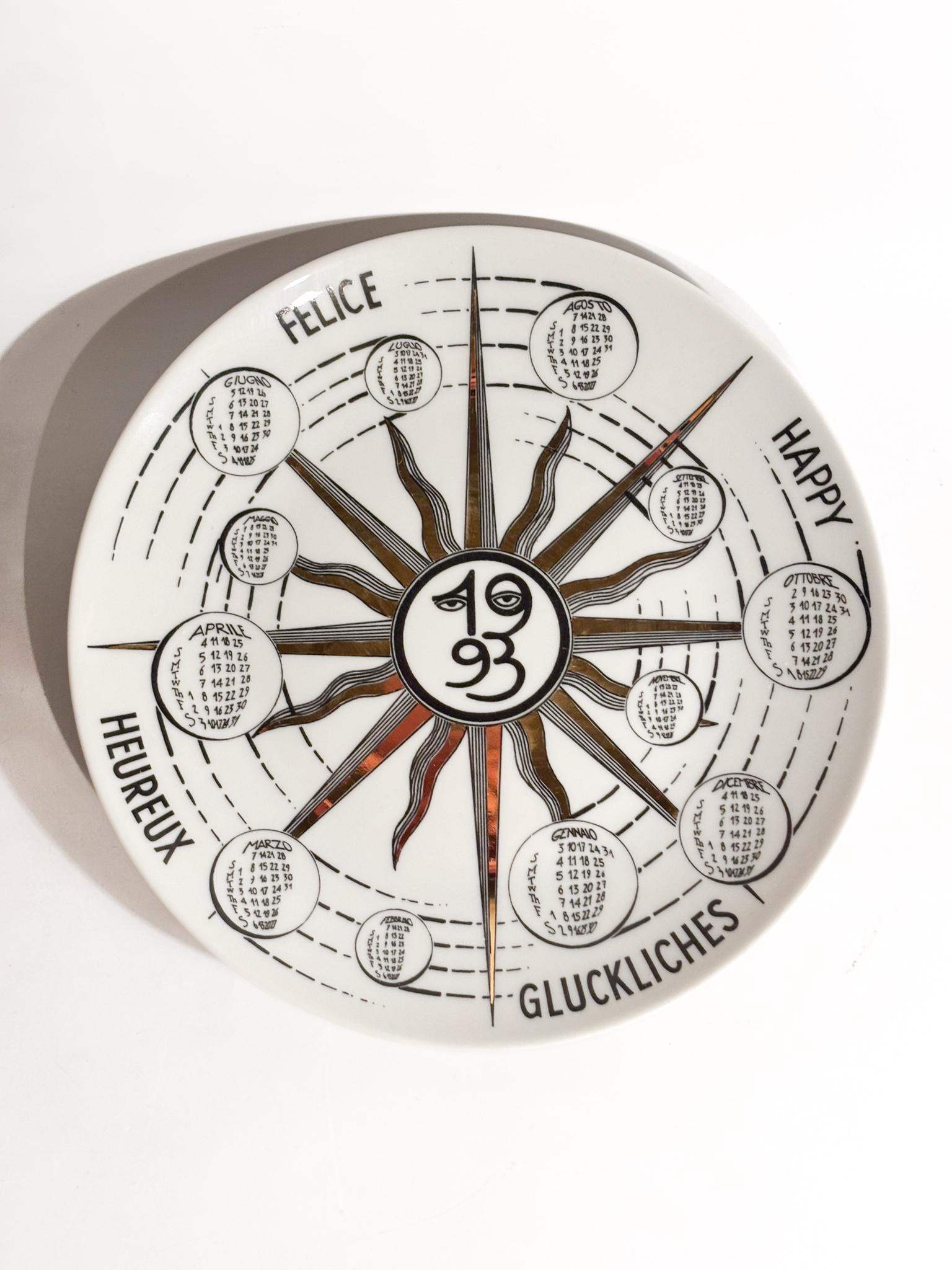 Piatto Calendario in Ceramica di Fornasetti Anni 1993 finales del siglo XX en venta