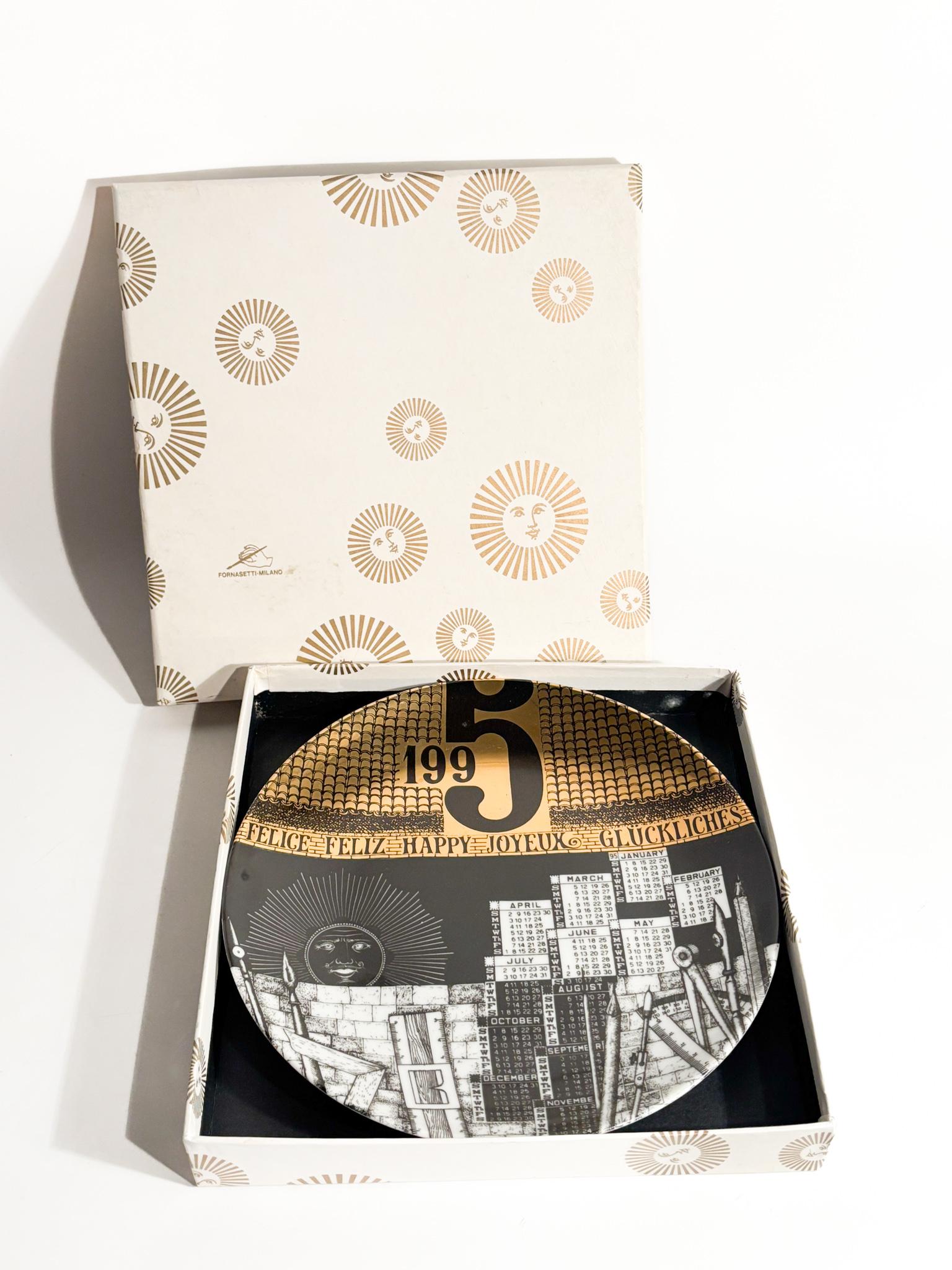 Piatto Calendario in ceramica di Fornasetti, realizzato per l'anno 1995

Ø cm 24

I piatti calendario Fornasetti sono oggetti da collezione in porcellana decorata, prodotti in edizione limitata a partire dal 1968. Ogni piatto è datato e presenta un