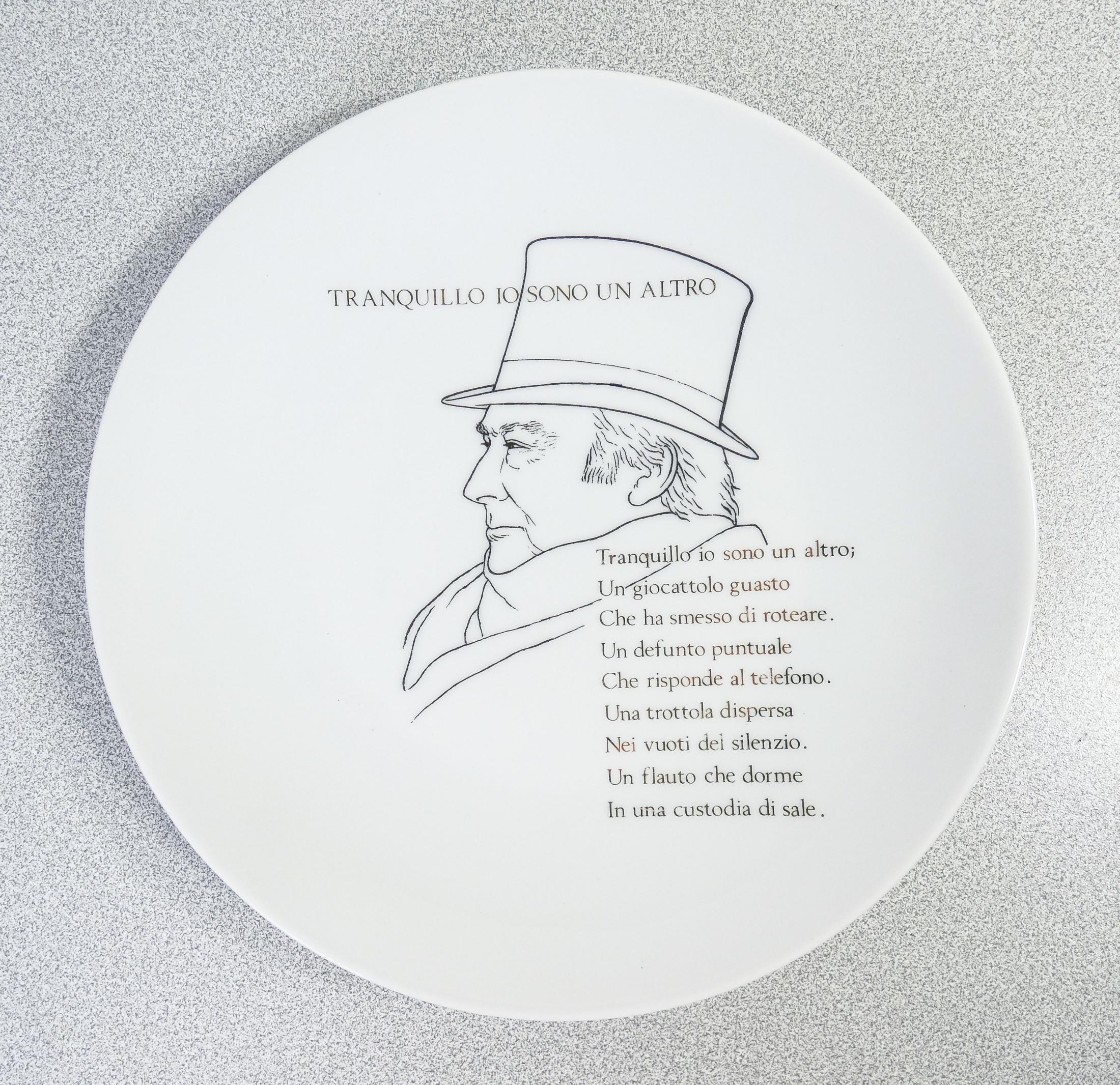 Piatto da collezione, design
FORNASETTI
Tranquillo io sono un altro
di Raffaele CARRIERI.

ORIGINE
Italia

PERIODO
Anni 60

AUTORE
La poesia è di Raffaele Carrieri, poeta, scrittore, critico d'arte e giornalista italiano. Nato nel 1905 a Taranto,