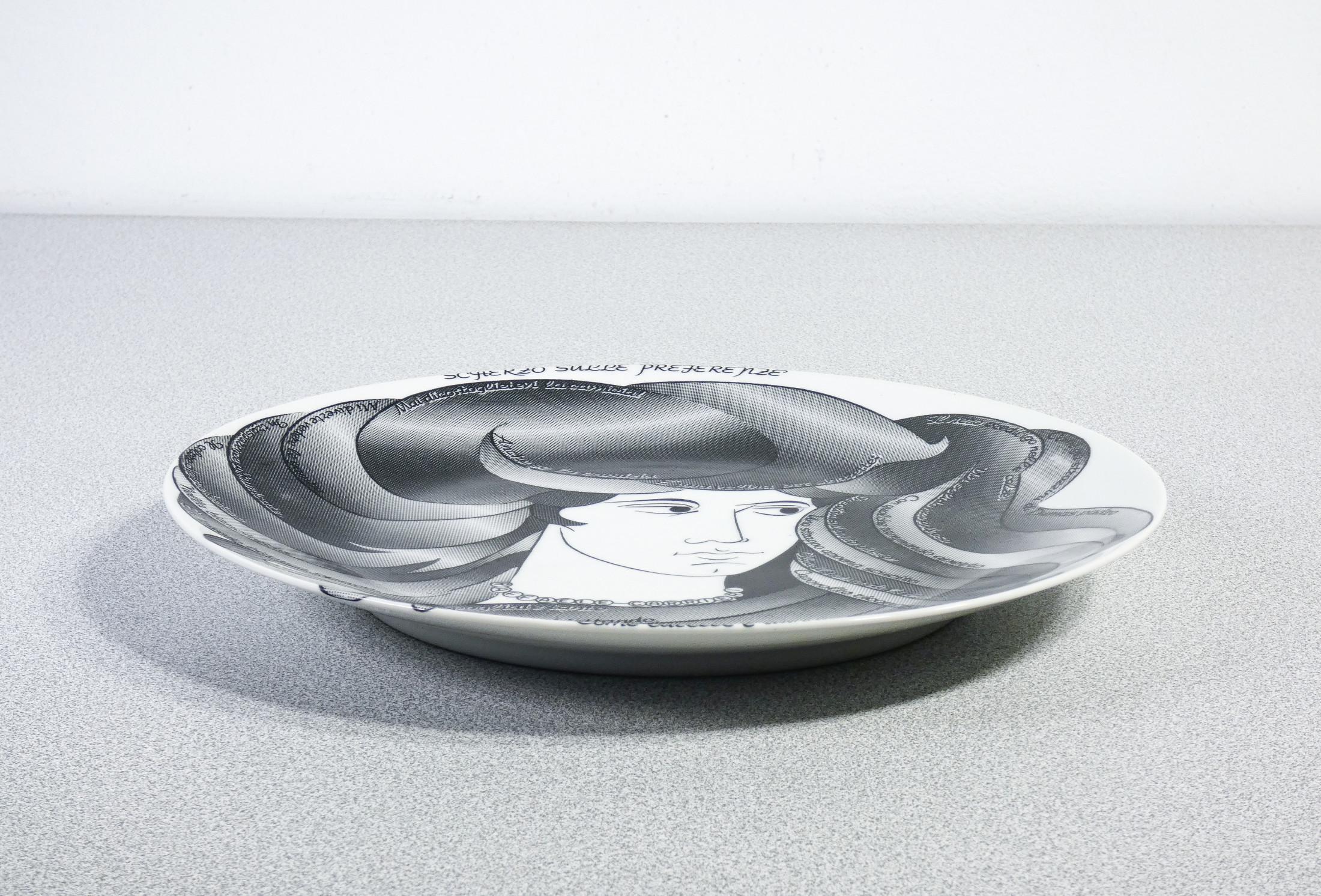 Piatto da collezione, Design FORNASETTI Scherzo sulle Preferenze di R. CARRIERI im Zustand „Gut“ im Angebot in Torino, IT