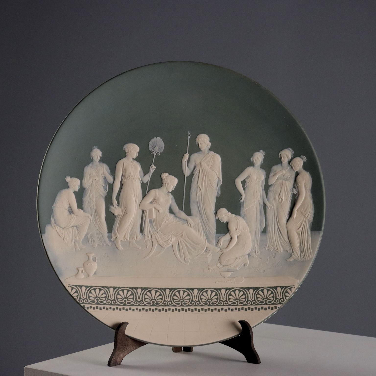 Piatto da parata Jean-Baptiste Stahl per Mettlach. Piatto in gres con decorazione in pasta raffigurante scena di corte. Al verso marchio incusso della manifattura.