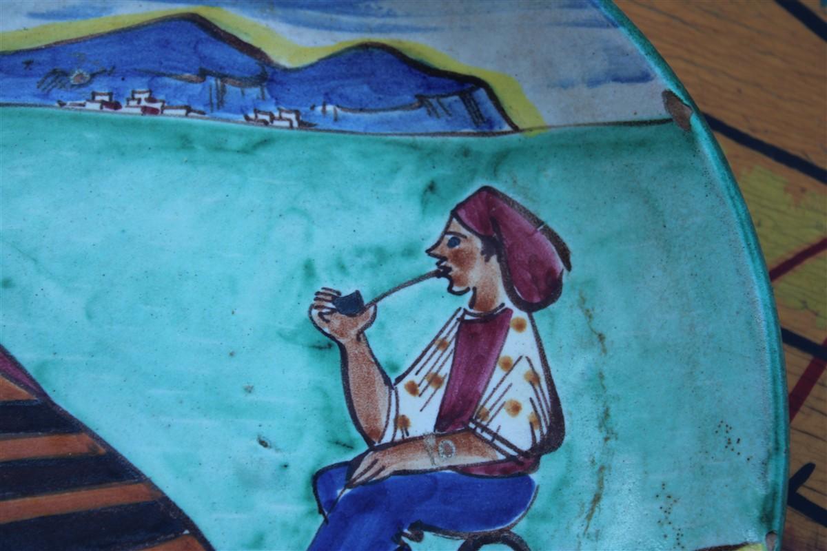 Mid-Century moderno Piatto decorativo C.A.S. Vietri 1950 con decori di barca e pescatori Ischia in vendita
