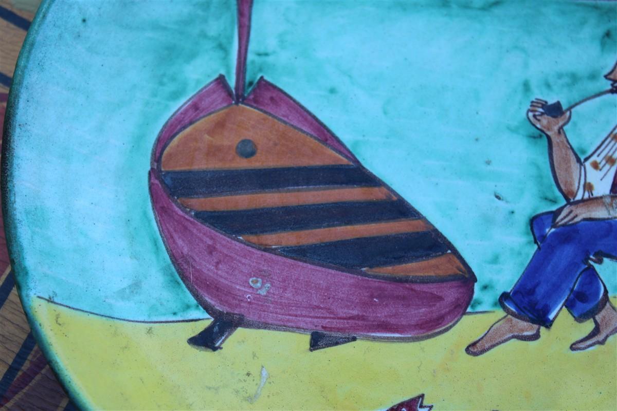 Italian Piatto decorativo C.A.S. Vietri 1950 con decori di barca e pescatori Ischia in vendita