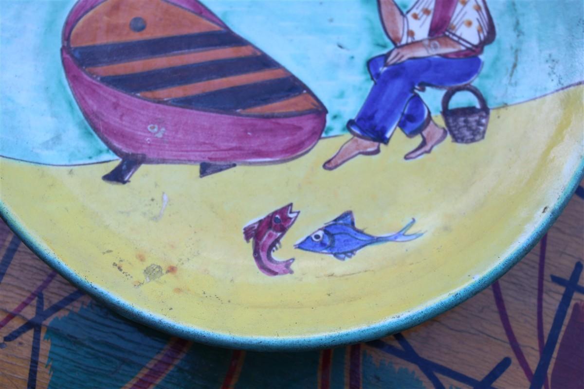 Mid-20th Century Piatto decorativo C.A.S. Vietri 1950 con decori di barca e pescatori Ischia in vendita