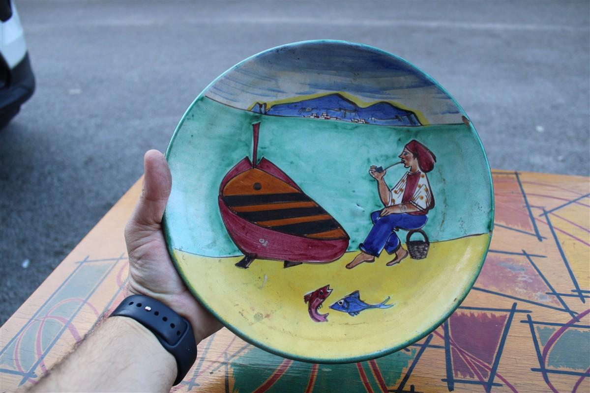 Piatto decorativo C.A.S. Vietri 1950 con decori di barca e pescatori Ischia in vendita 2