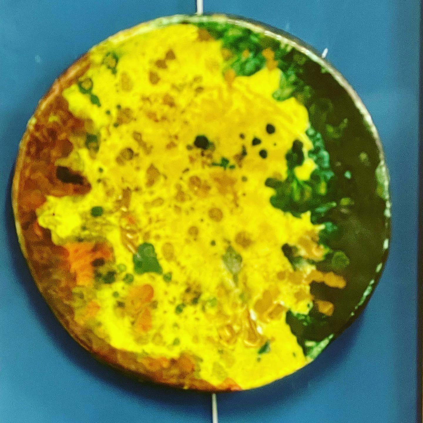 Espléndida placa de pared de Federico Quattrini, 1954, firmada y fechada.
Raro y fascinante plato de pared realizado en 1954 por el famoso artista y ceramista italiano Federico Quattrini. Esta pieza única representa una obra maestra del arte