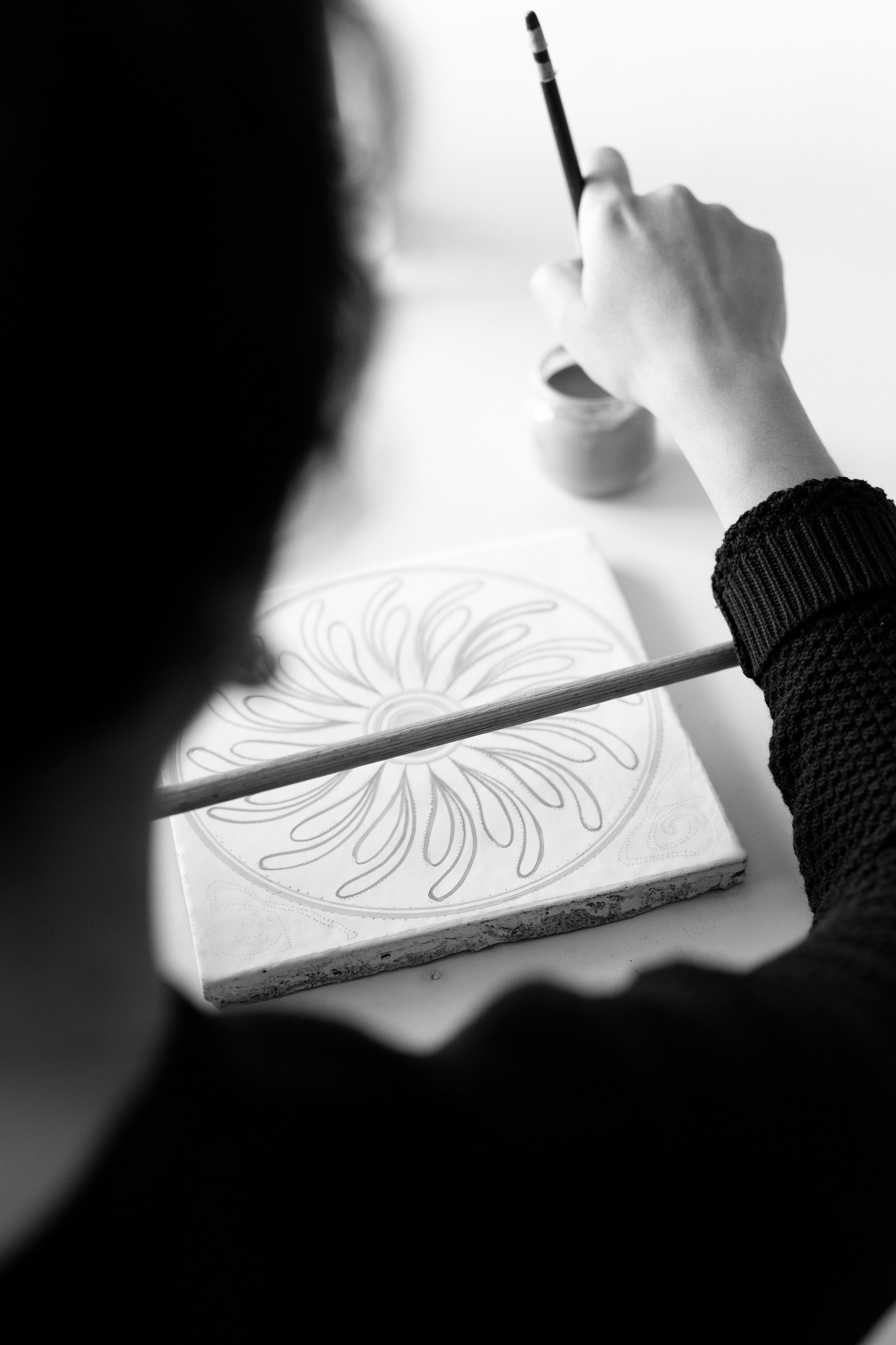 Handbemalter dekorativer Keramikteller aus Sizilien - 'Code IV'. im Angebot 3