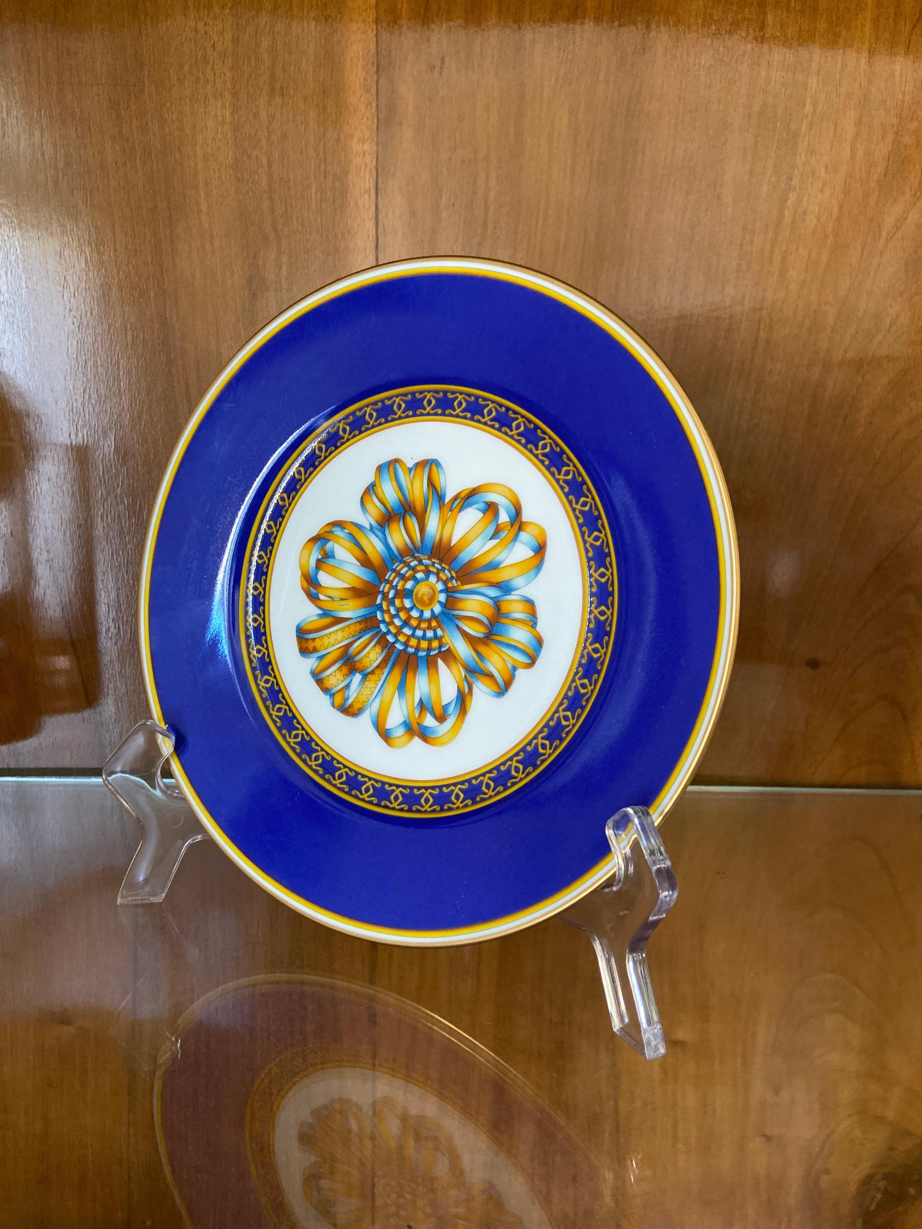Assiette en porcelaine d'Hermès, Cocarde de Soie. Cette pièce exquise présente des couleurs magnifiques et date des années 1980. Condit : Utilisé, mais en bon état. 
