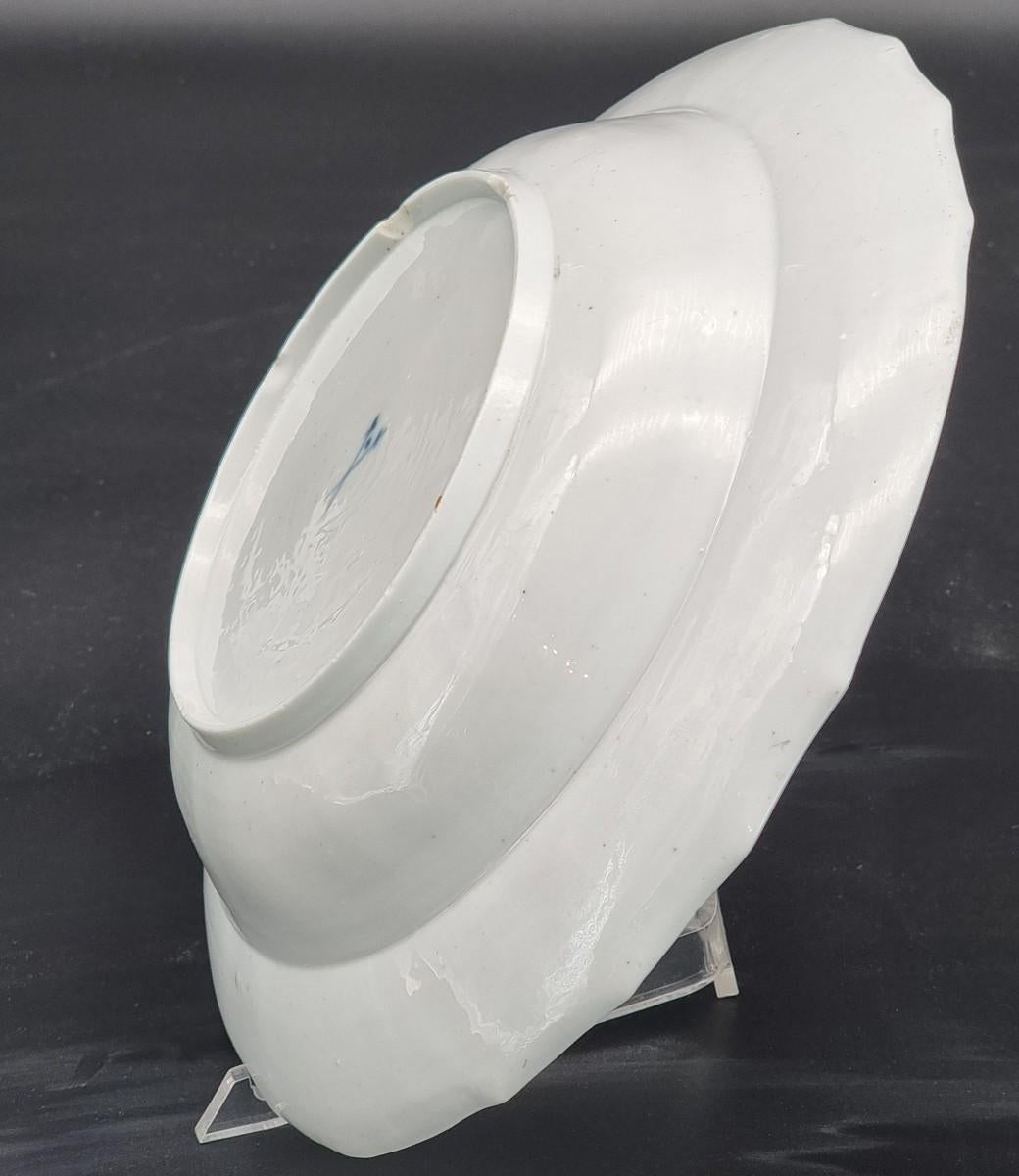 Piatto fondina in porcellana bianca finissima, realizzato dalla celebre manifattura di Meissen, decorato esclusivamente con un ricco motivo a rilievo detto Neu Brandenstein, introdotto intorno al 1744. Il bordo presenta una lavorazione modellata a