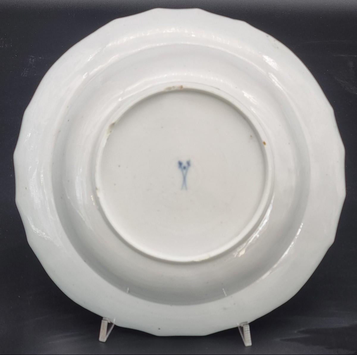 Luigi XV Piatto fondina in porcellana Meissen, motivo Neu Brandenstein in vendita