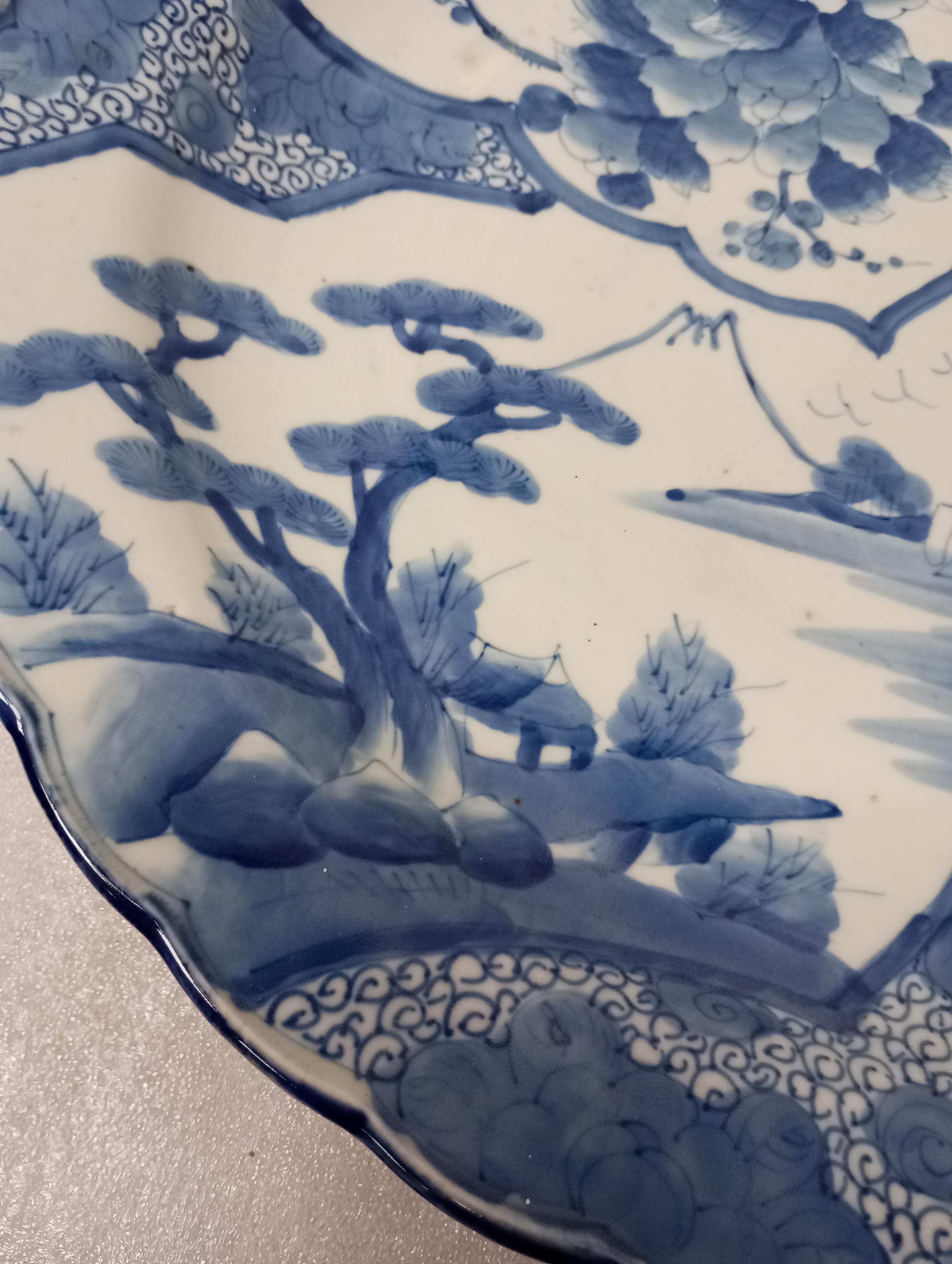 Large Japanese hand-painted ceramic dish  cm. 47. For Sale 4
