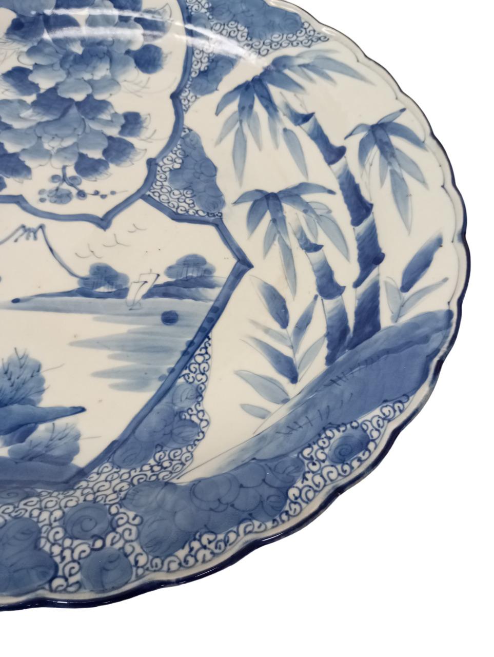 Large Japanese hand-painted ceramic dish  cm. 47. For Sale 5