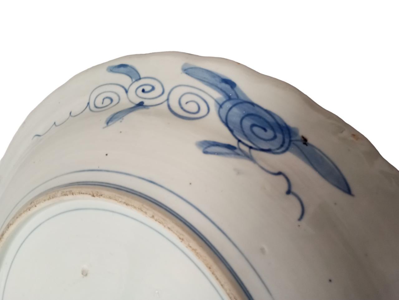 Large Japanese hand-painted ceramic dish  cm. 47. For Sale 6