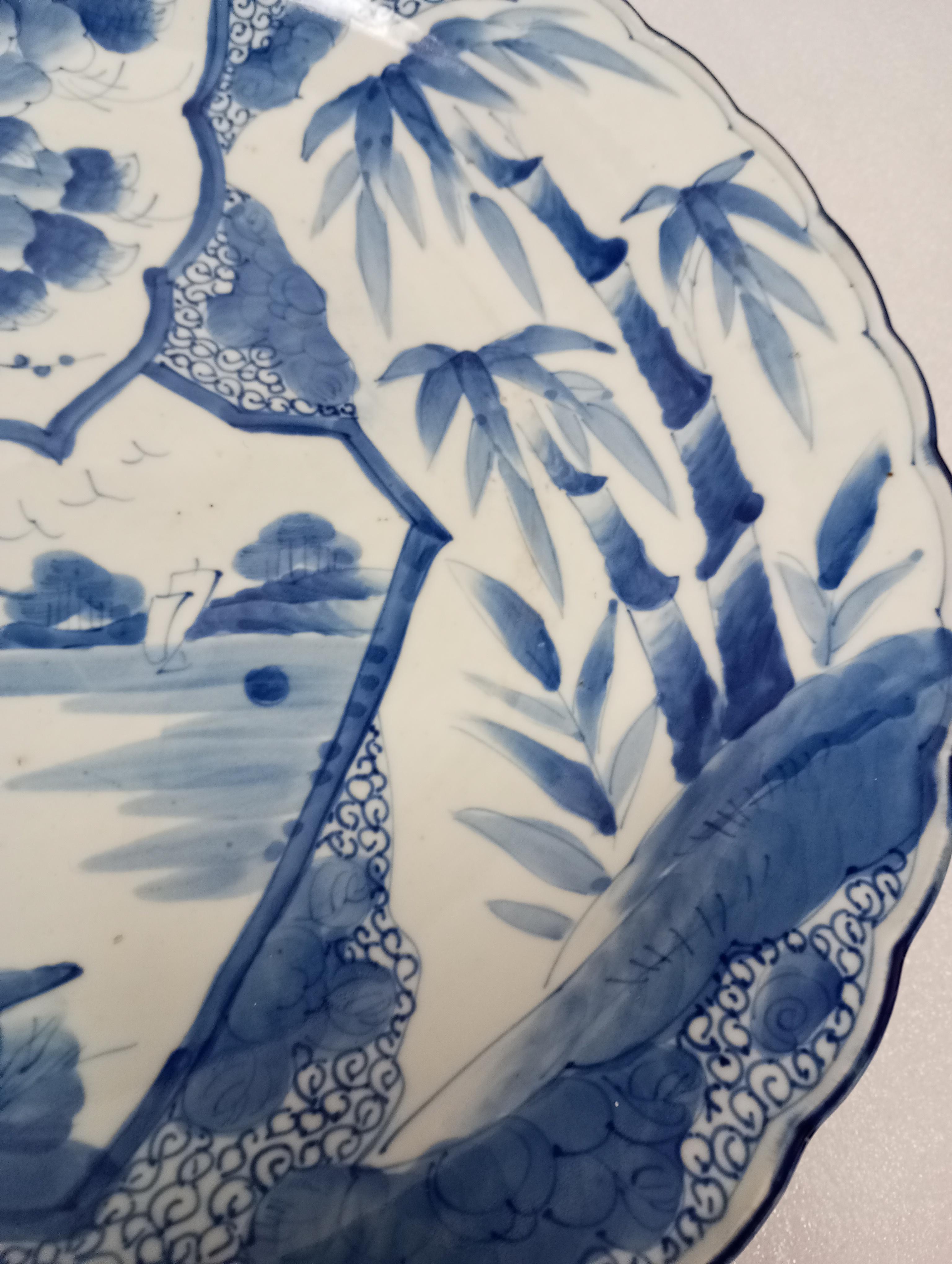 Large Japanese hand-painted ceramic dish  cm. 47. In Excellent Condition For Sale In Firenze, FI