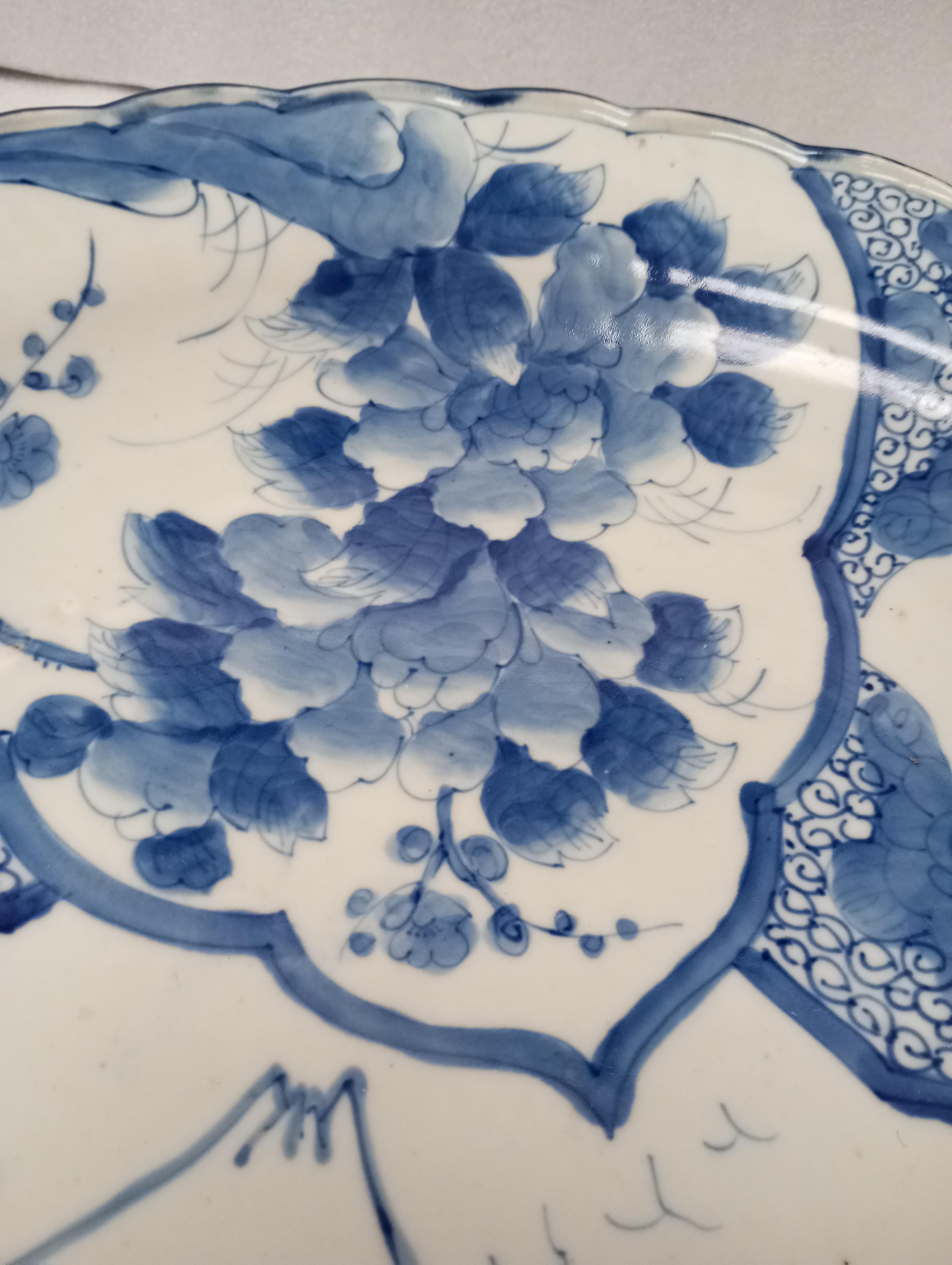 Large Japanese hand-painted ceramic dish  cm. 47. For Sale 1