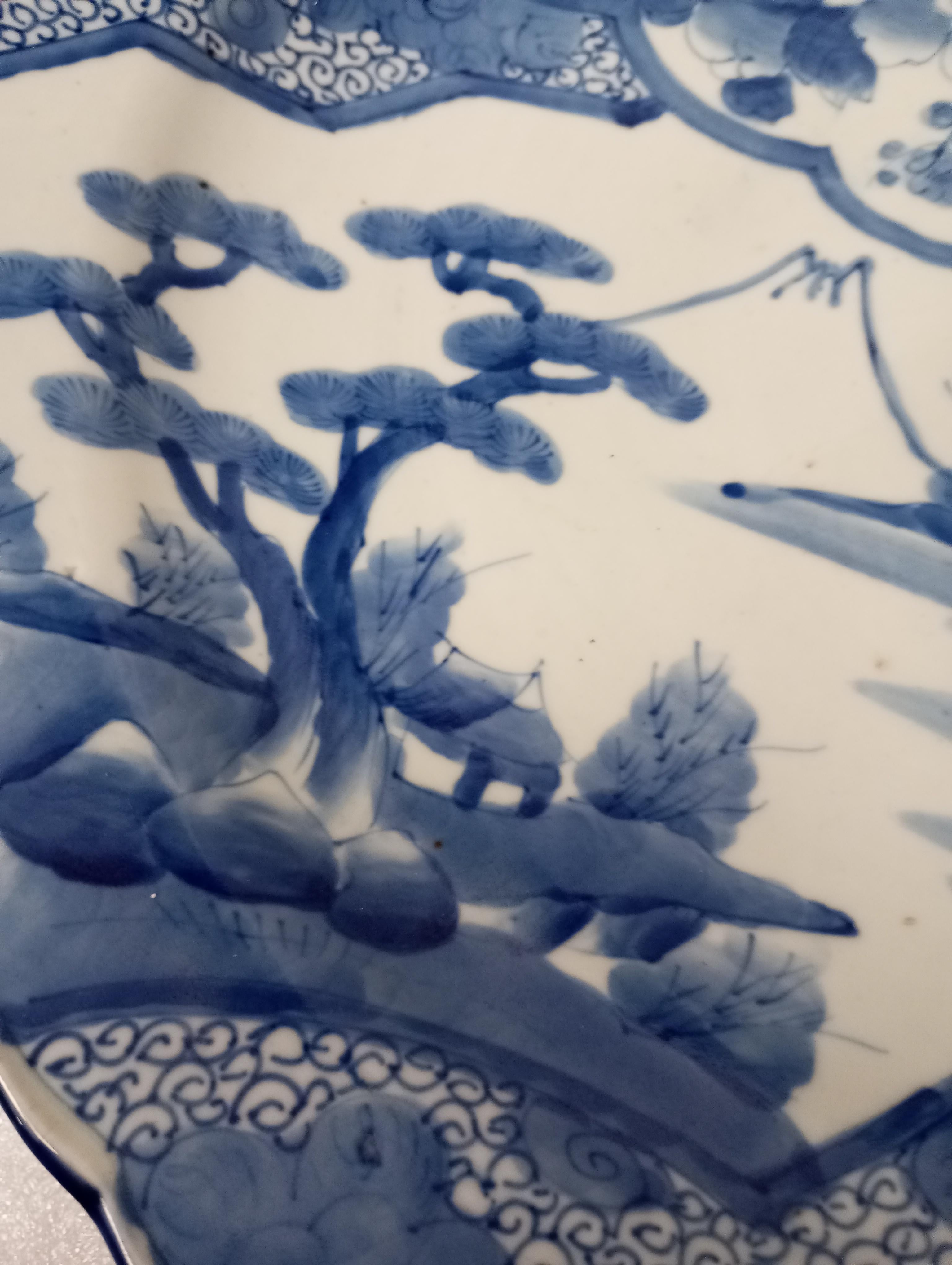 Large Japanese hand-painted ceramic dish  cm. 47. For Sale 2