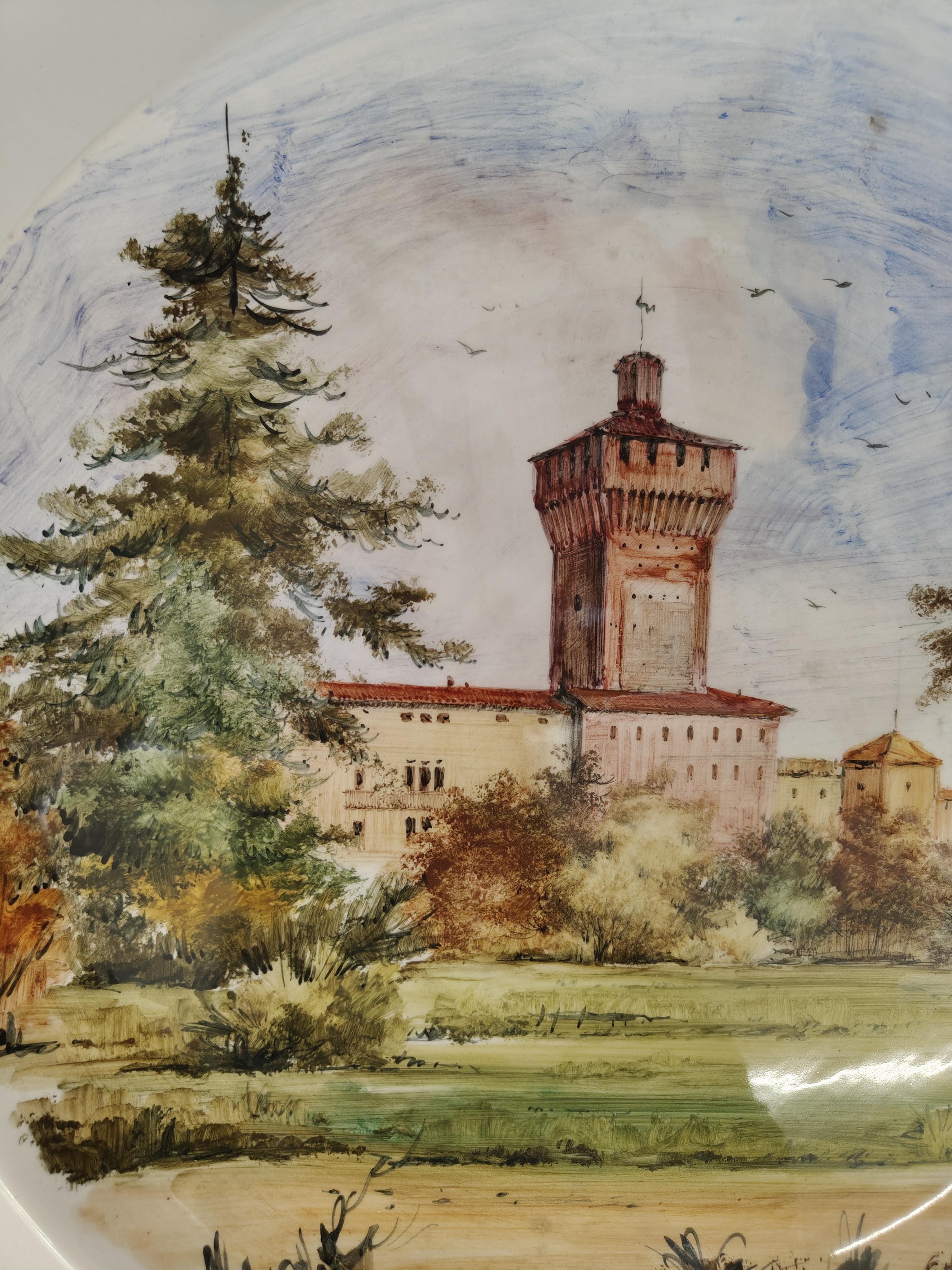Plato de cerámica de 1960 realizado por Otello De Maria, que representa los Jardines Salvi y el Torrione di Piazza Castello, Vicenza, al fondo. 
Otello De Maria es una de las figuras más representativas de la pintura vicentina del siglo XX y fue