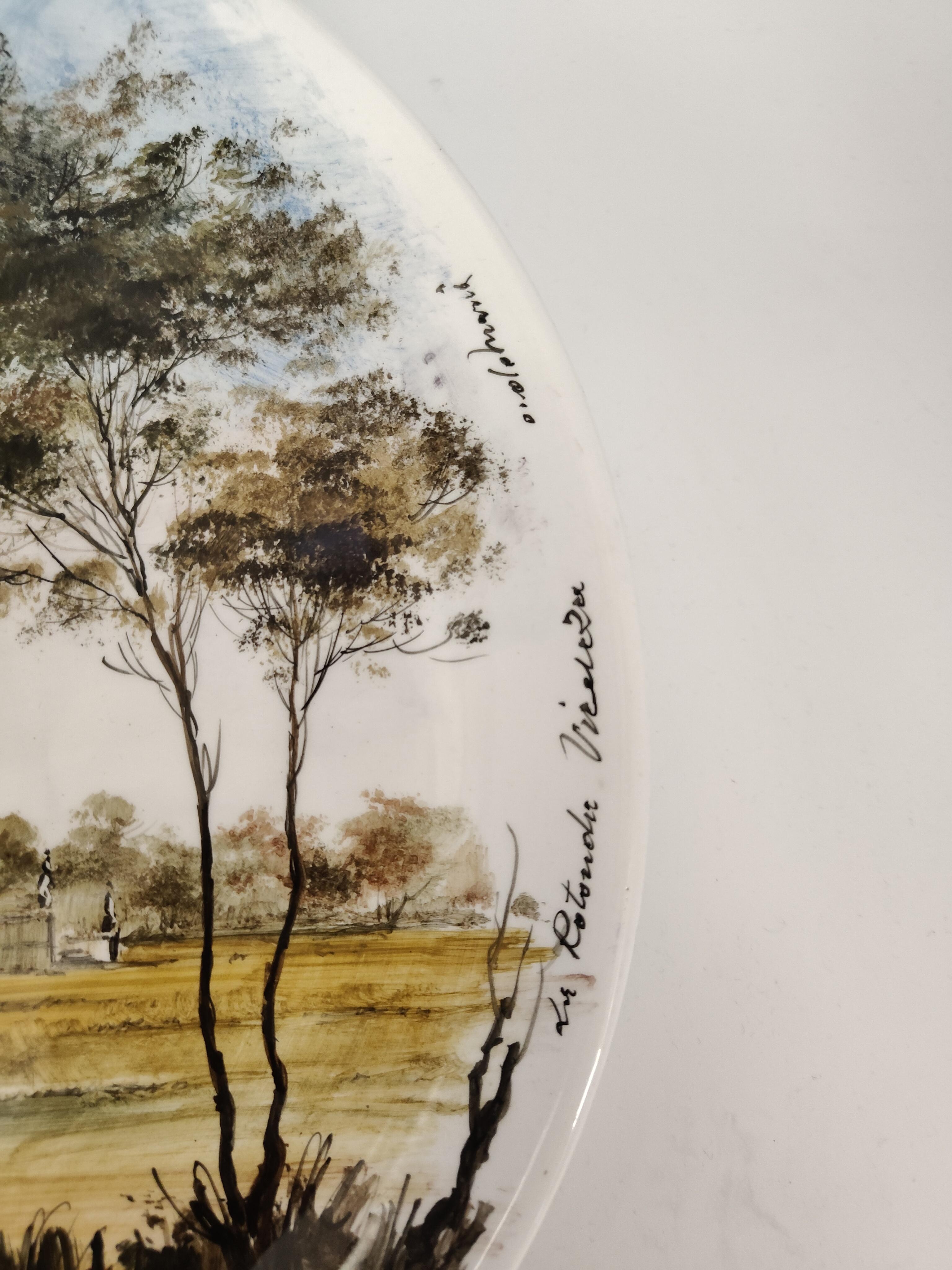 Piatto in ceramica del 1960 realizzato da Otello De Maria, raffigurante la Villa 