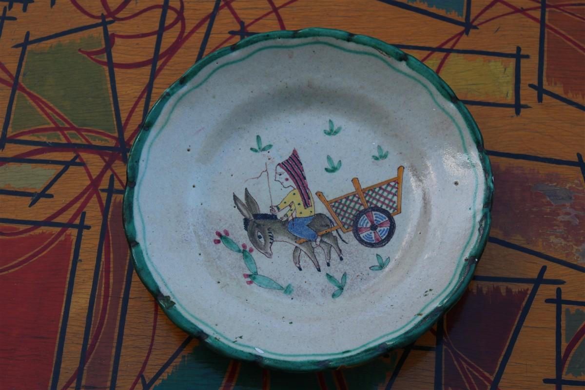 Delizioso piatto in Ceramica Pinto Vietrese, probabile disegno di un Giovane artista come Gambone .