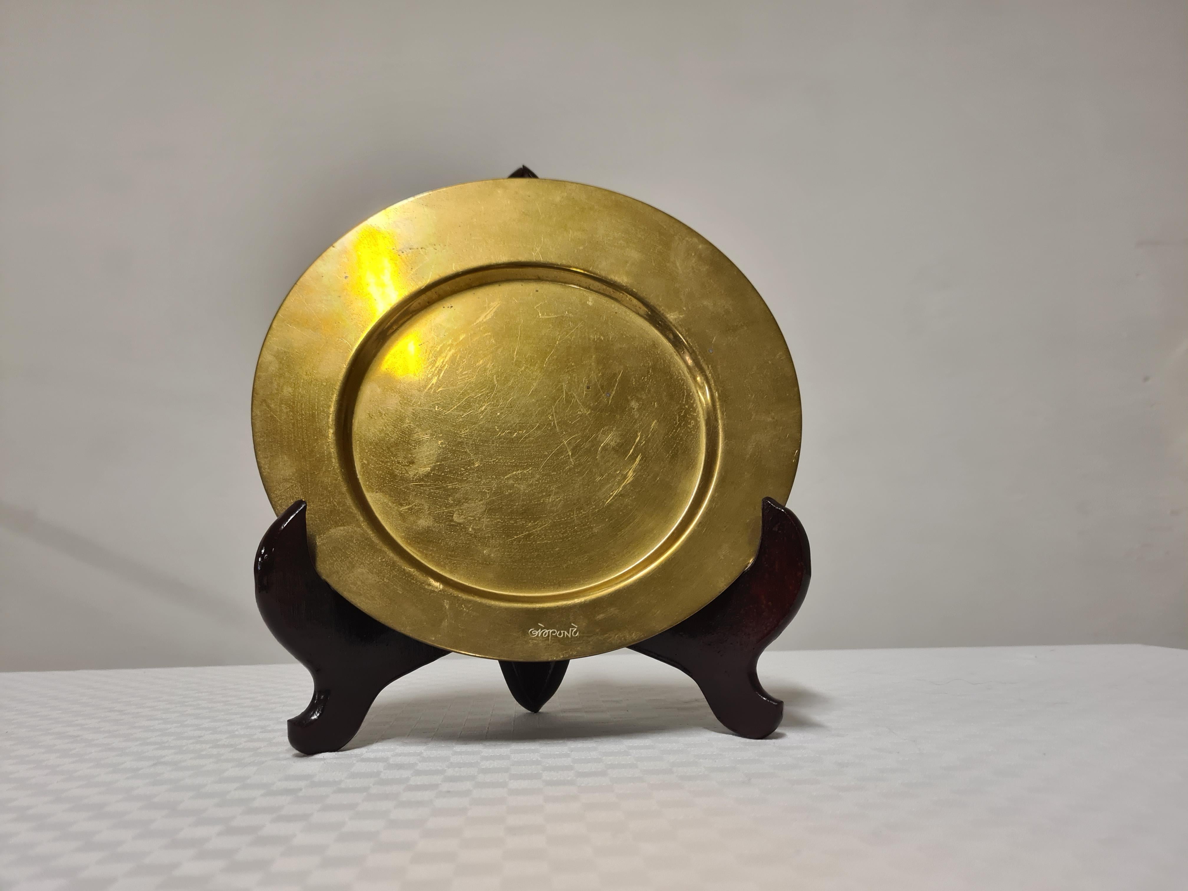 Piatto in ottone disegnato da Gio Ponti per Cleto Munari.

Il piatto fa parte della collezione forme contemporanee di Cleto Munari, disegnato da Gio Ponti e realizzato dall Gft.

Realizzato completamente in ottone il piatto si presenta come una