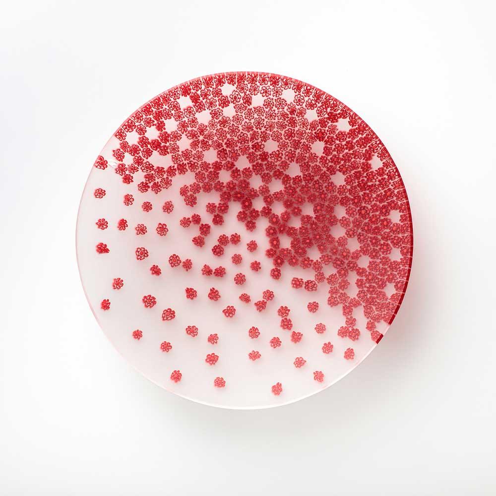 The murrines that adorn the dish seem to dance, as if carried away by a gentle spring wind. Created by Paolo Cappello, this dish is made using the 